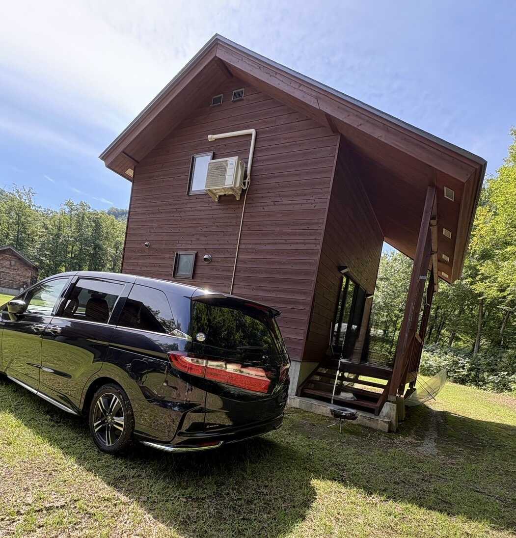 車を横付けできます。タープを張ったり、外でBBQもできます。