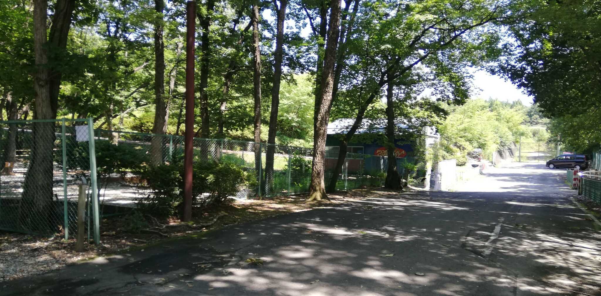サイト入口から見える駐車場