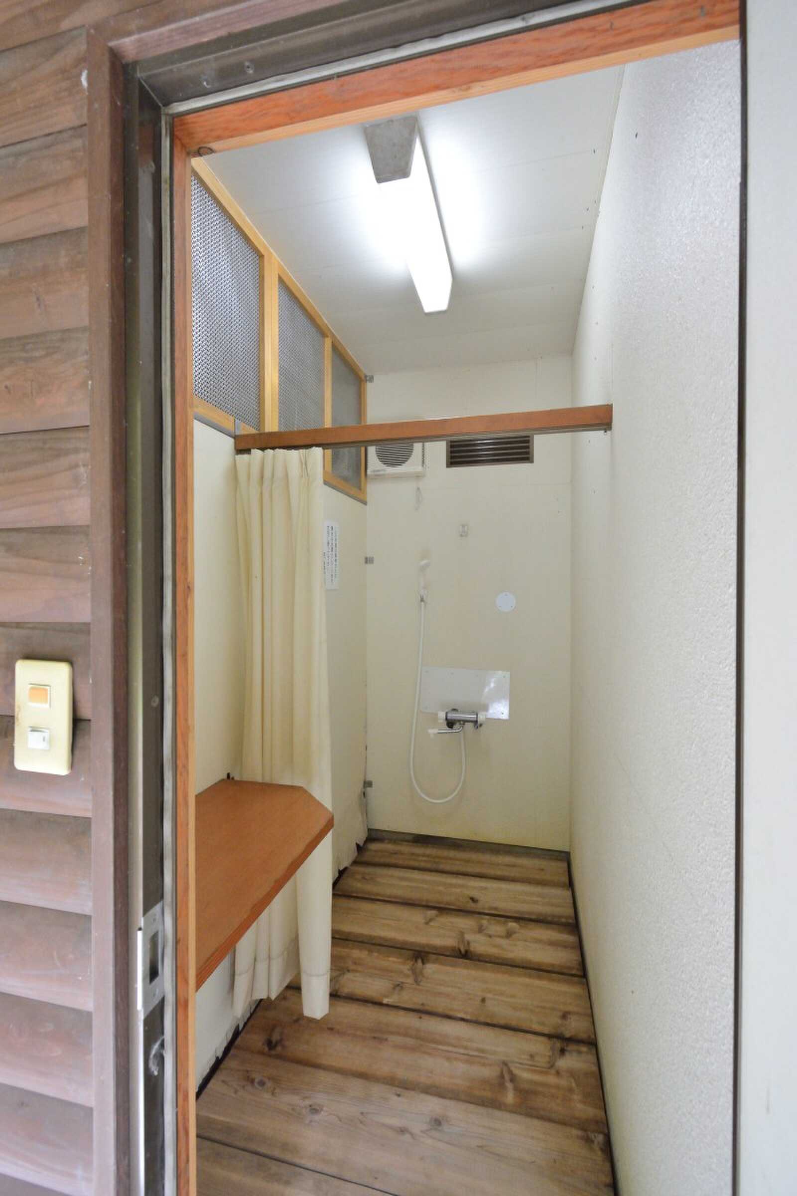温水シャワーと脱衣所