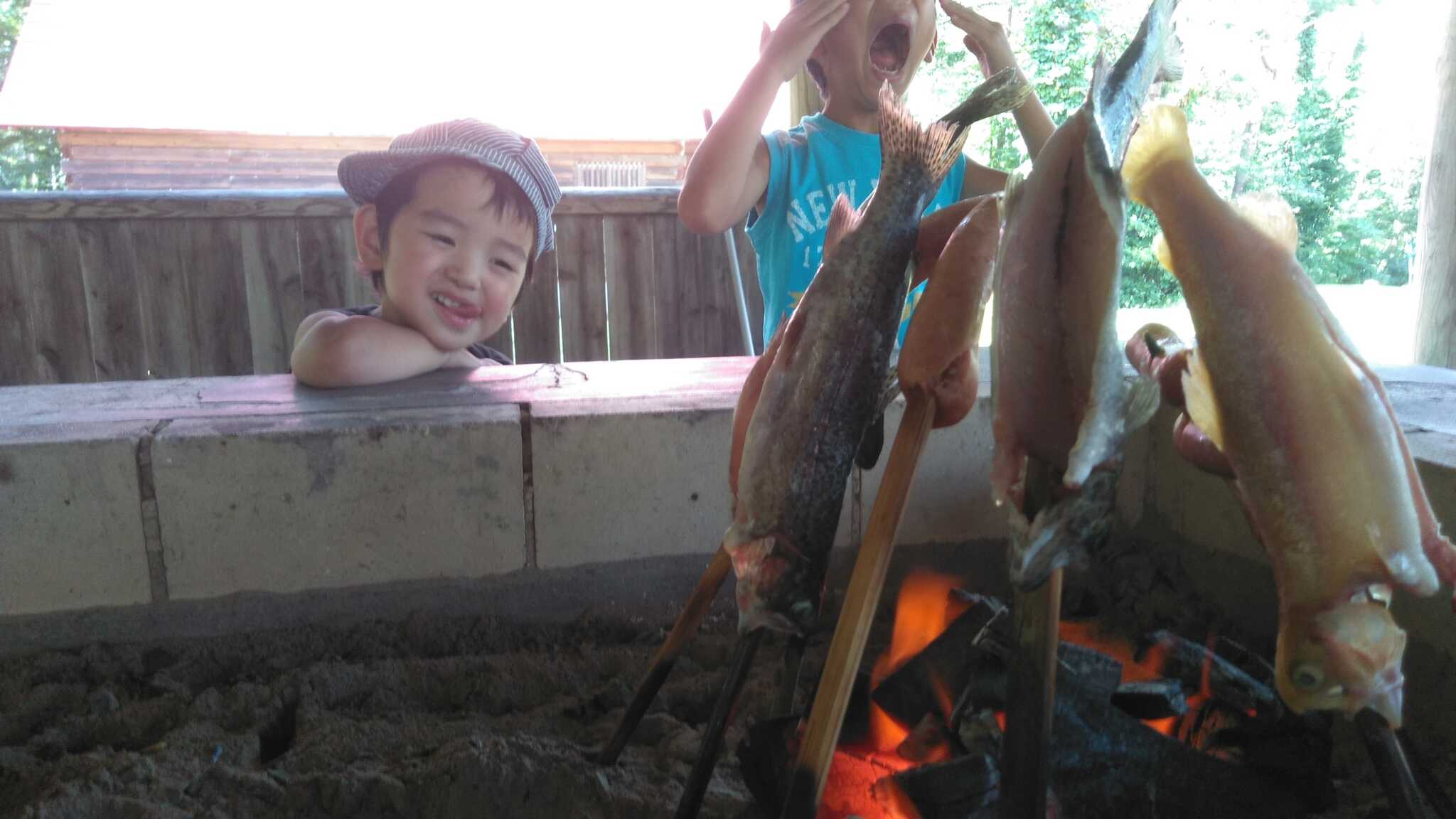 つかみ取りした魚を炭焼きしています。炭も串も包丁も安く借りられます