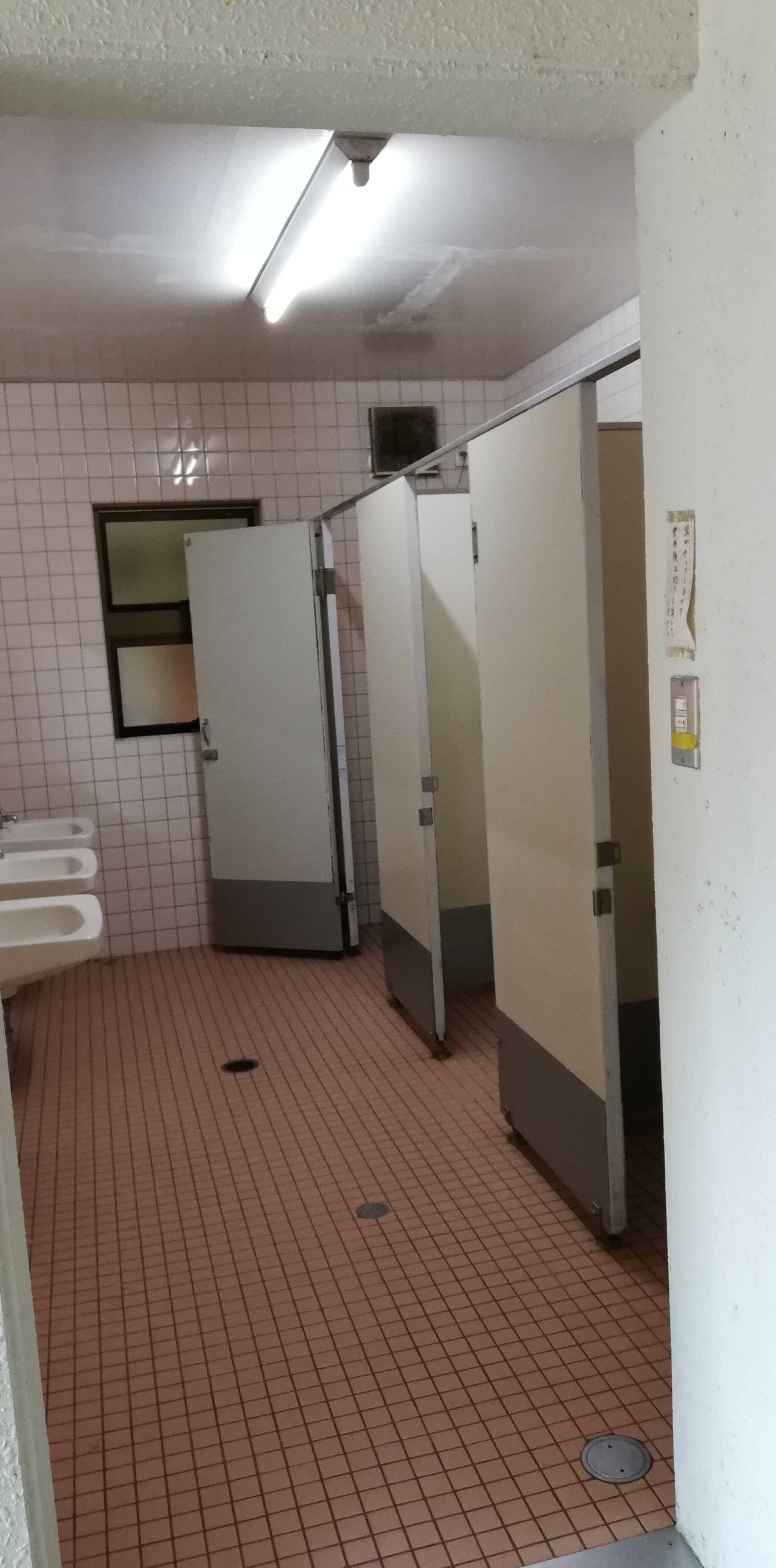受付棟のトイレ内部