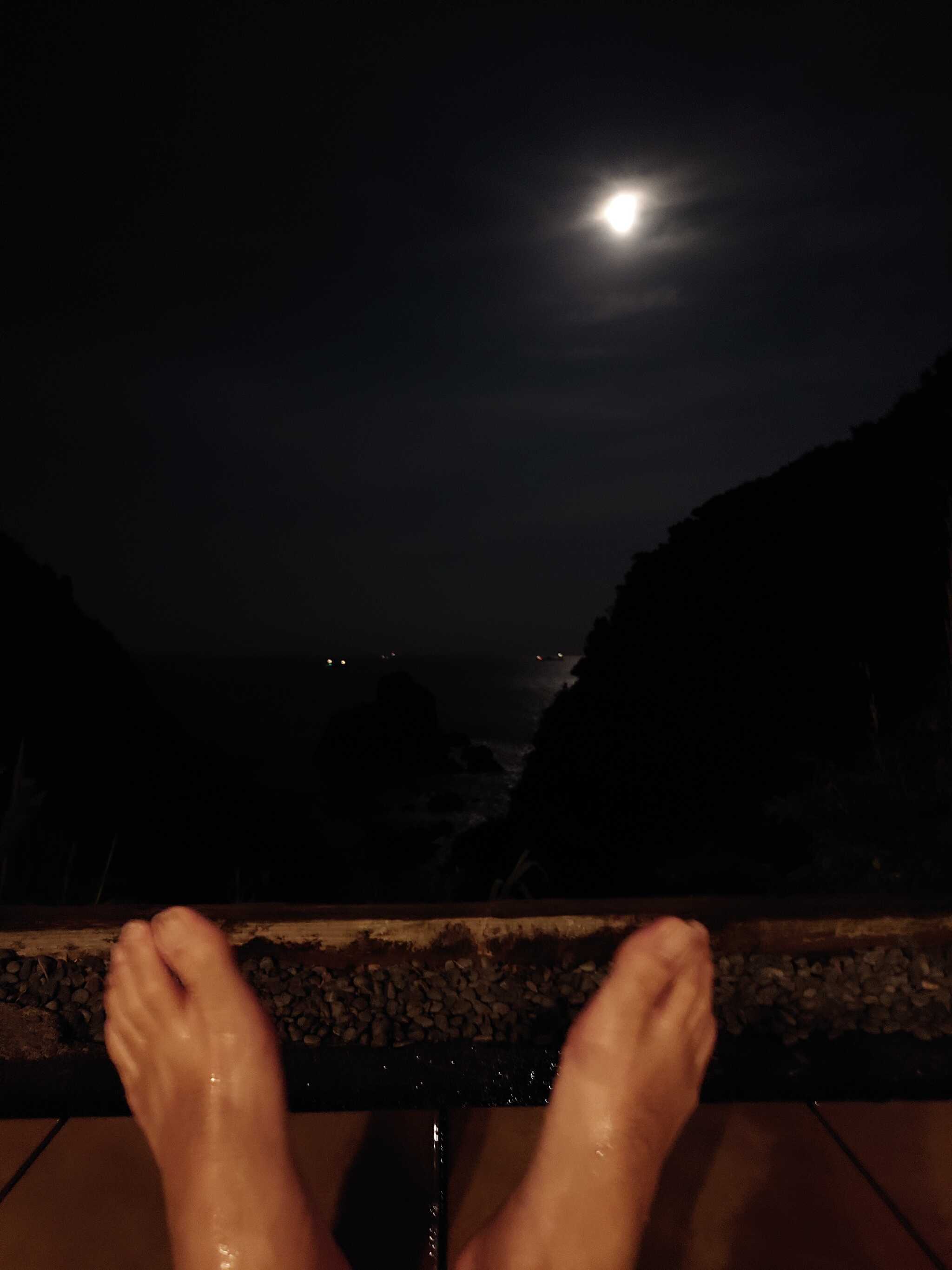 月と太平洋を眺めながら入浴
