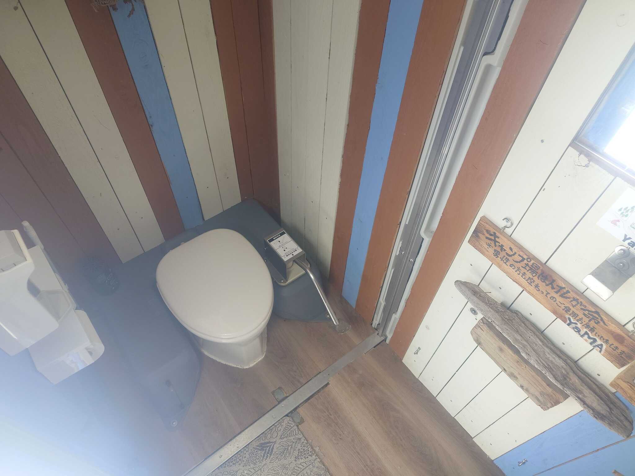 トイレは仮設ですがキレイにされています