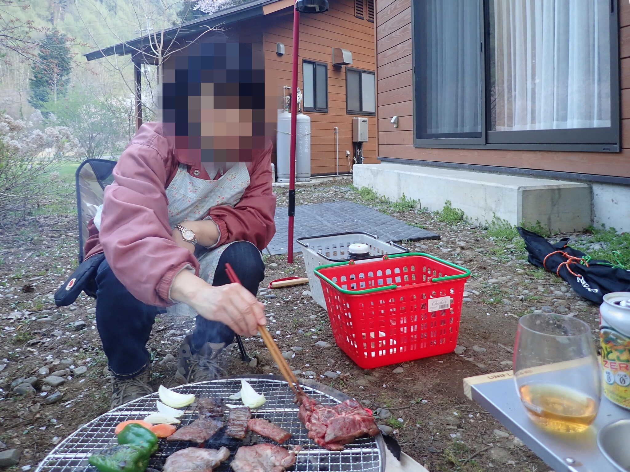 バンガロー前でバーべーキュー