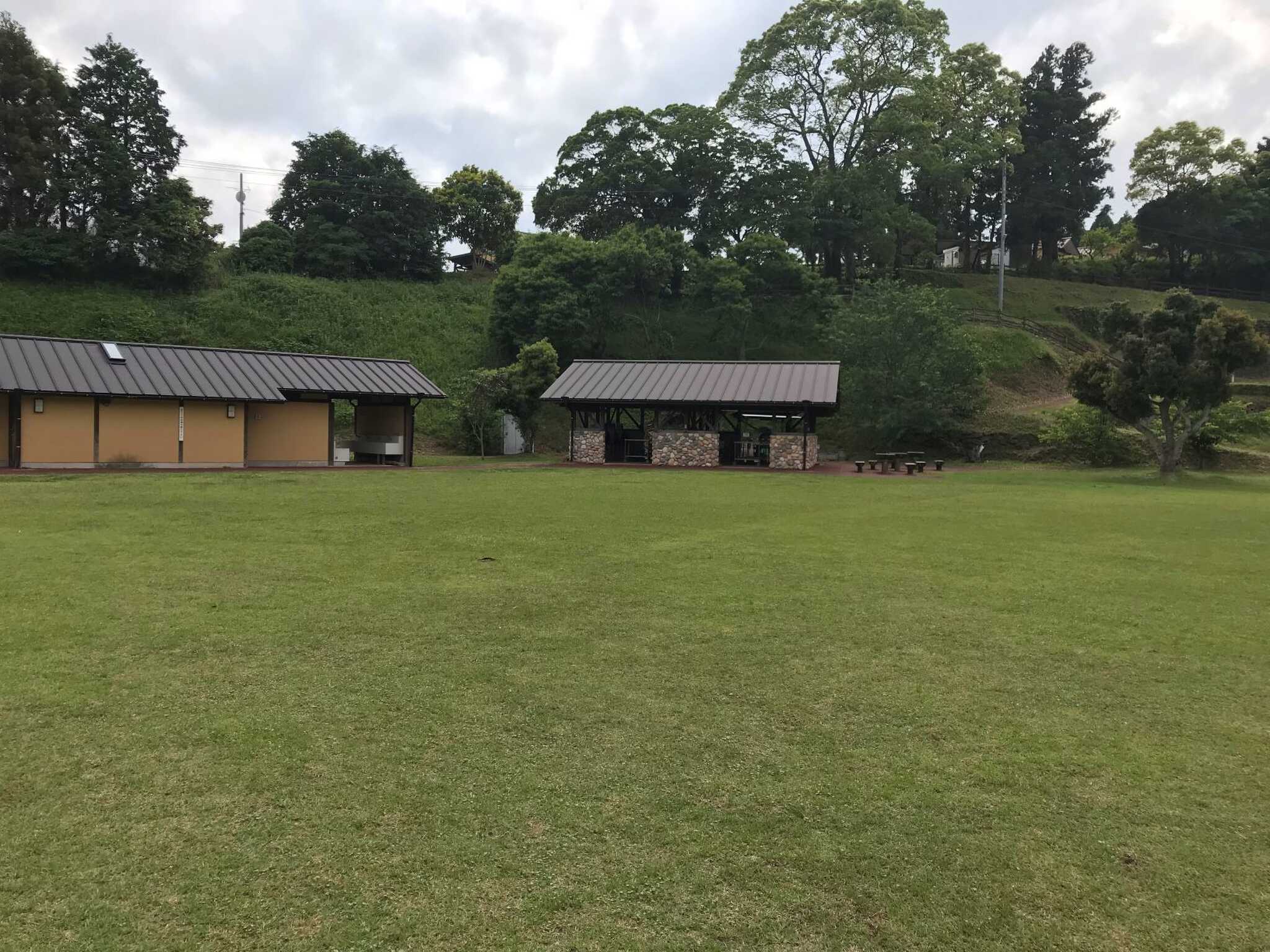 炊事棟とトイレ
