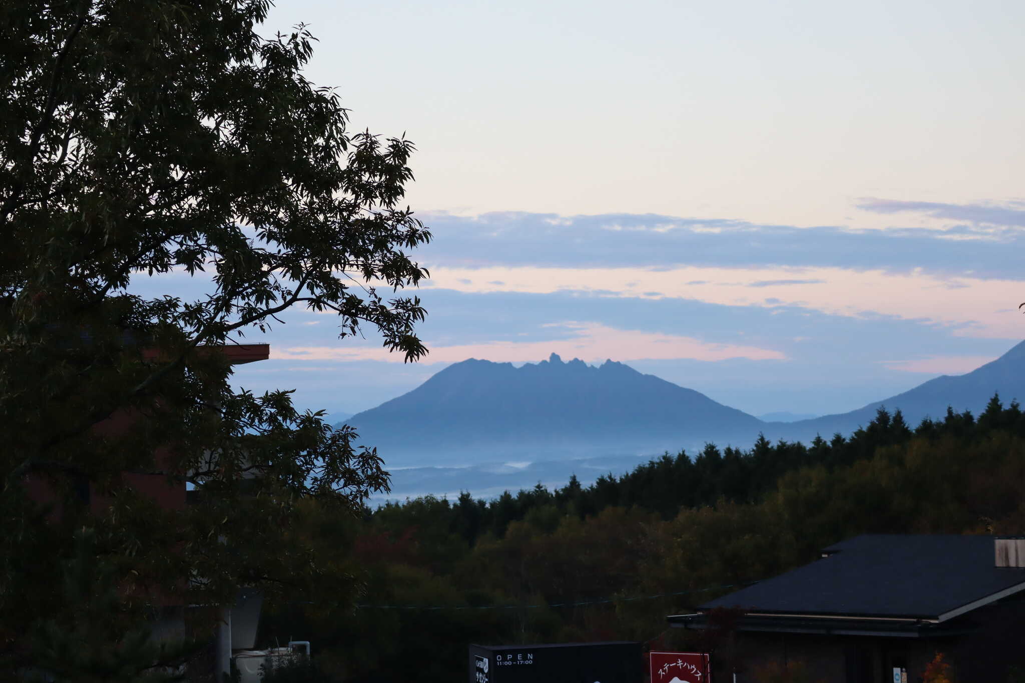 翌朝にホテルから見た雲海②