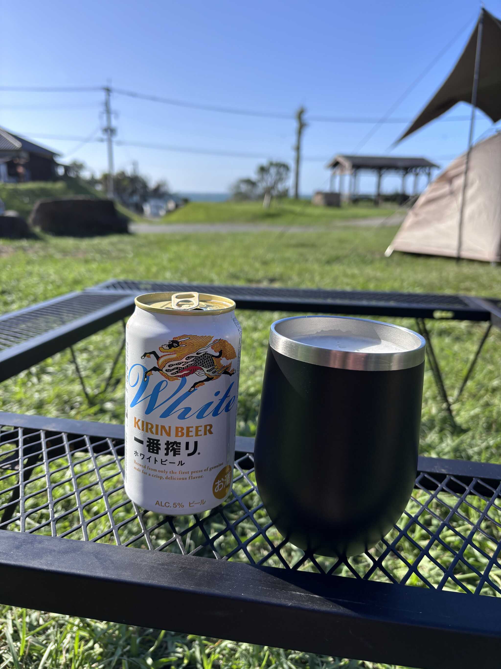 魚釣りの休憩中に乾杯