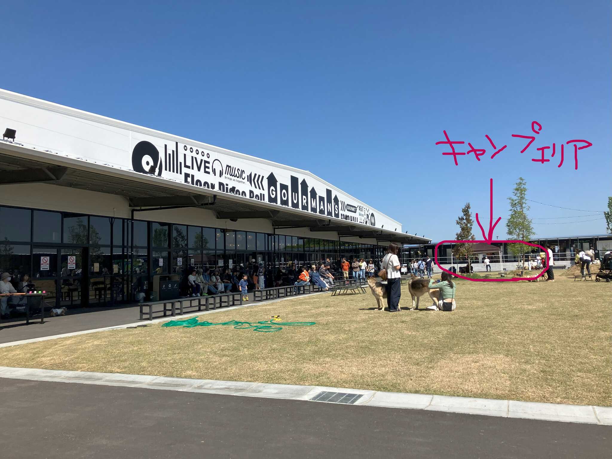 奥の赤枠内がキャンプエリア。撮影時点では全員撤収済み。