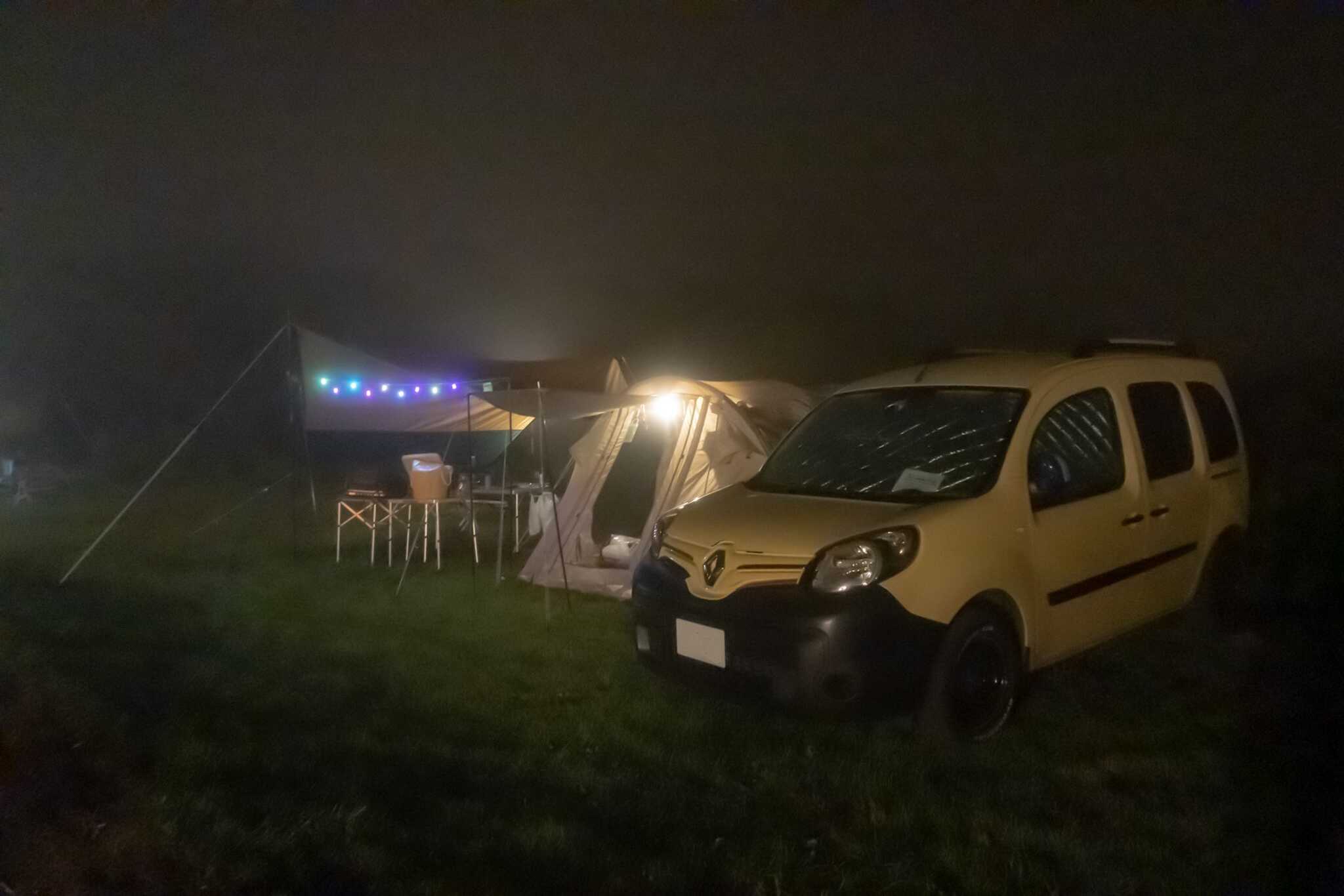夜霧のキャンプ場
