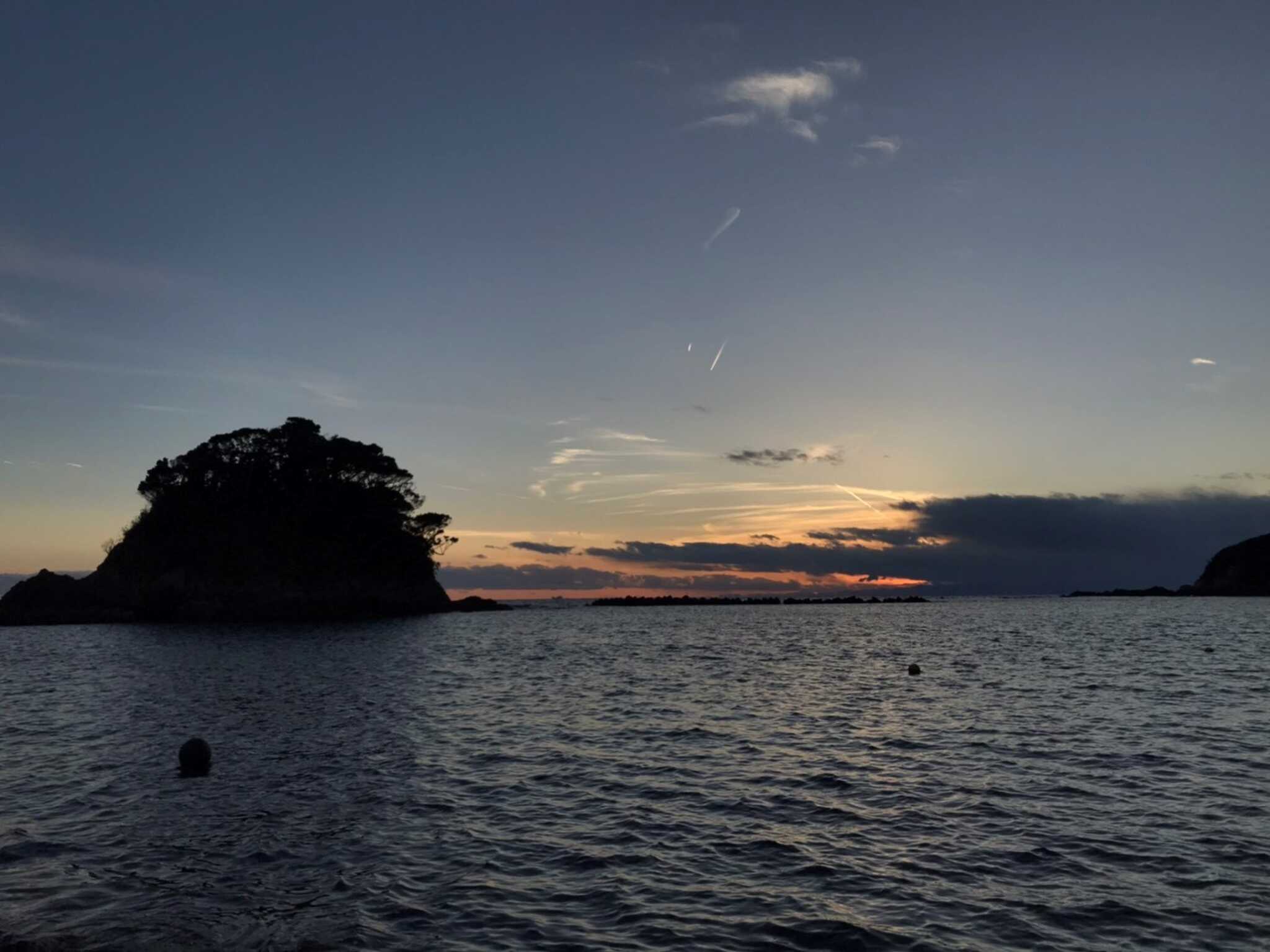 目の前の海からサンセットを!この雲で夕日が見れず。