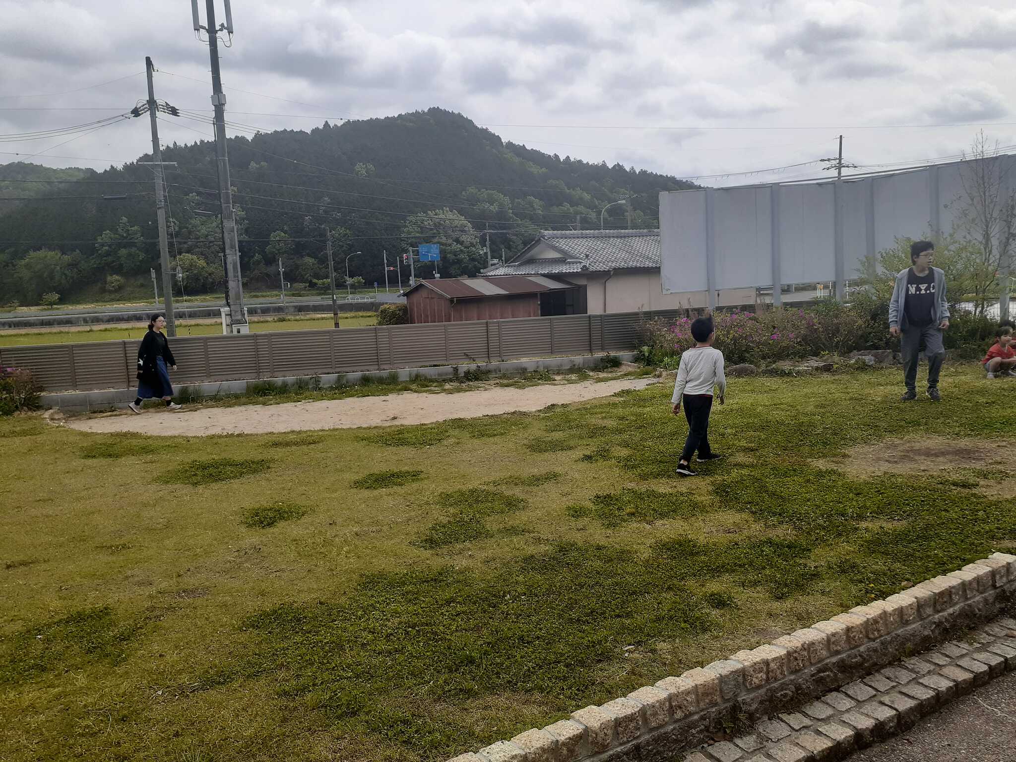 目の前の庭で遊ぶ