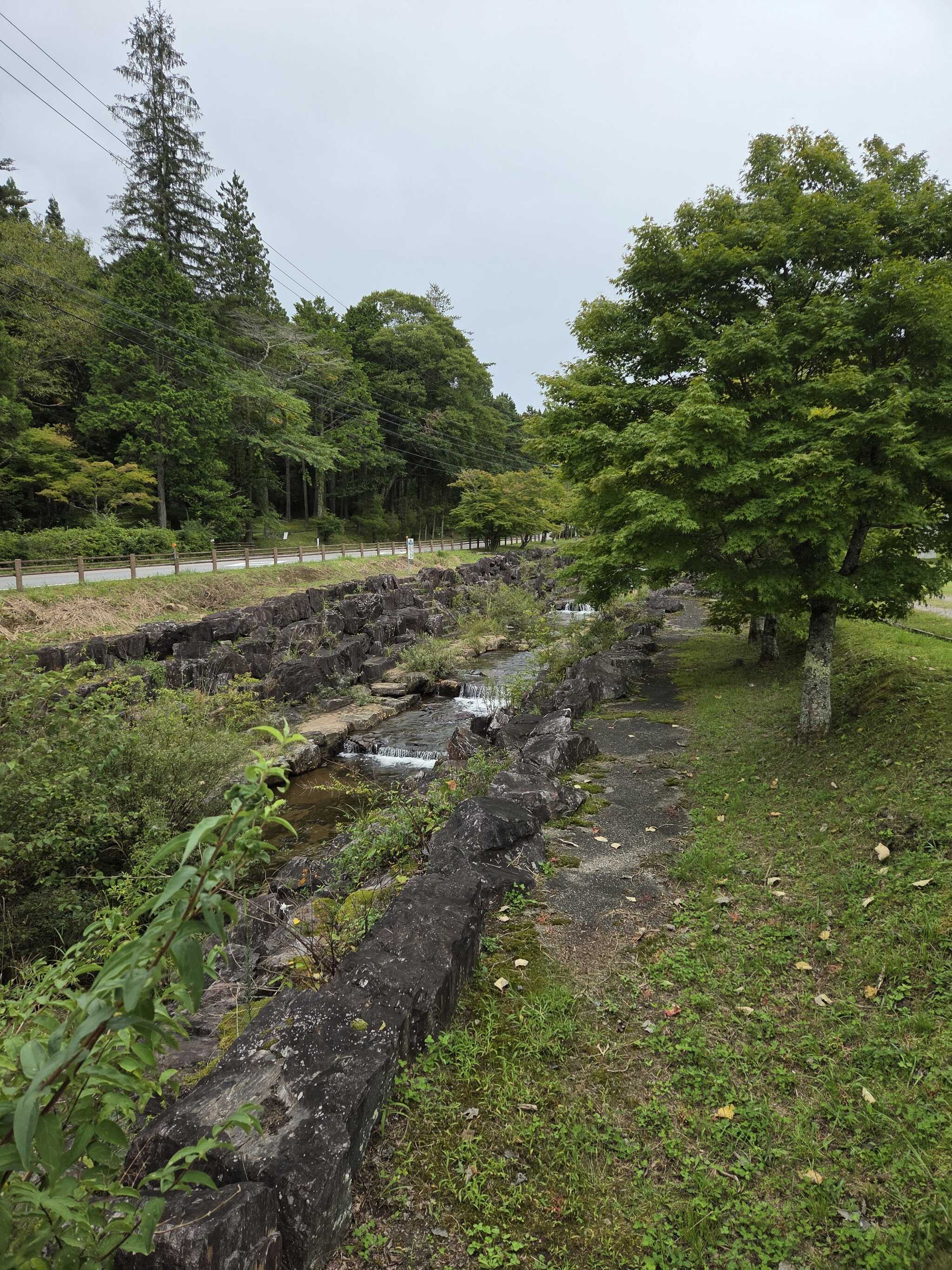 近くに小川。癒されます。