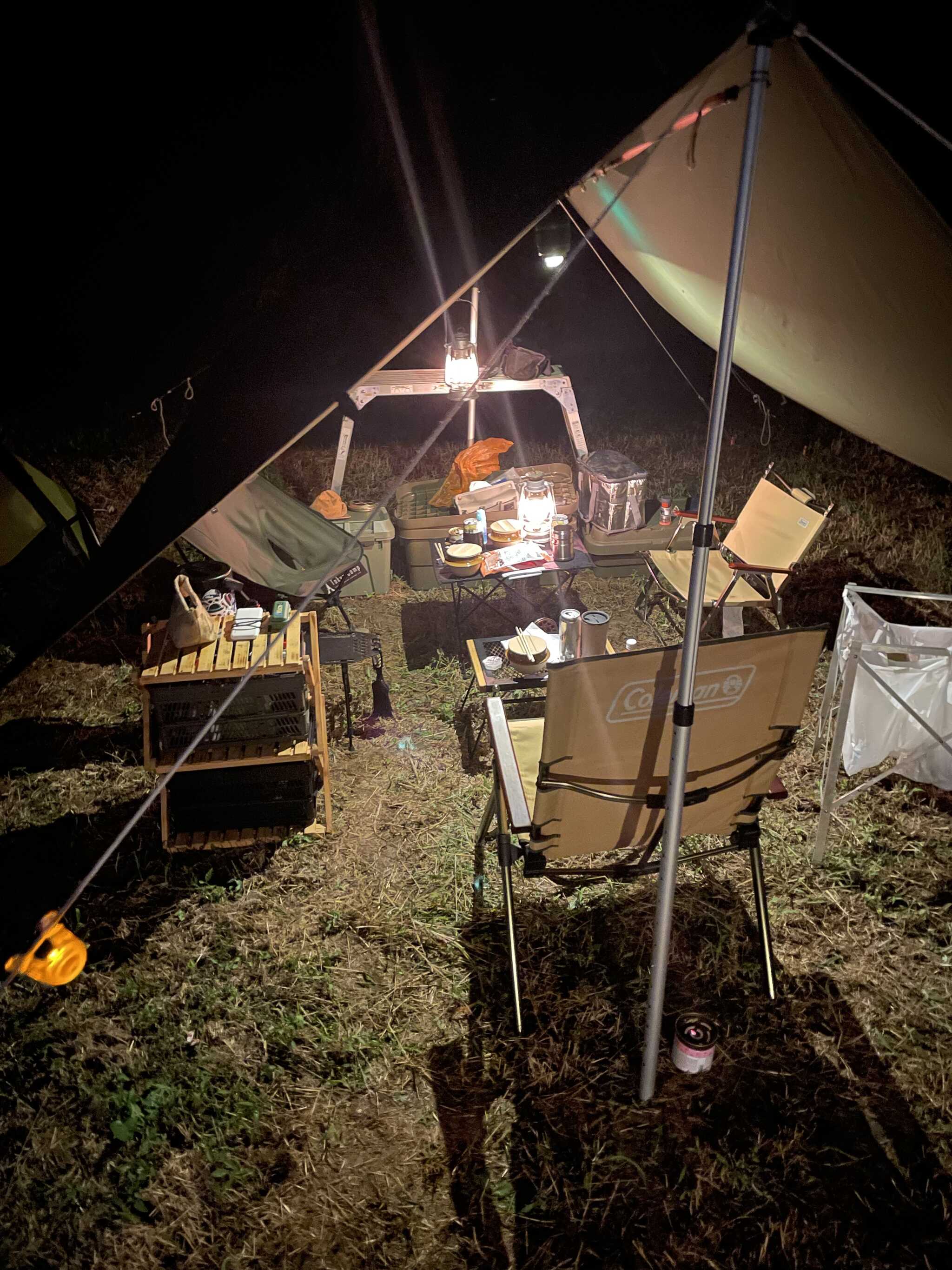 夜のタープ下