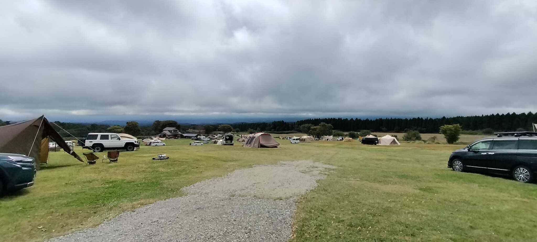 キャンプ場の最上部より下方に向かって
