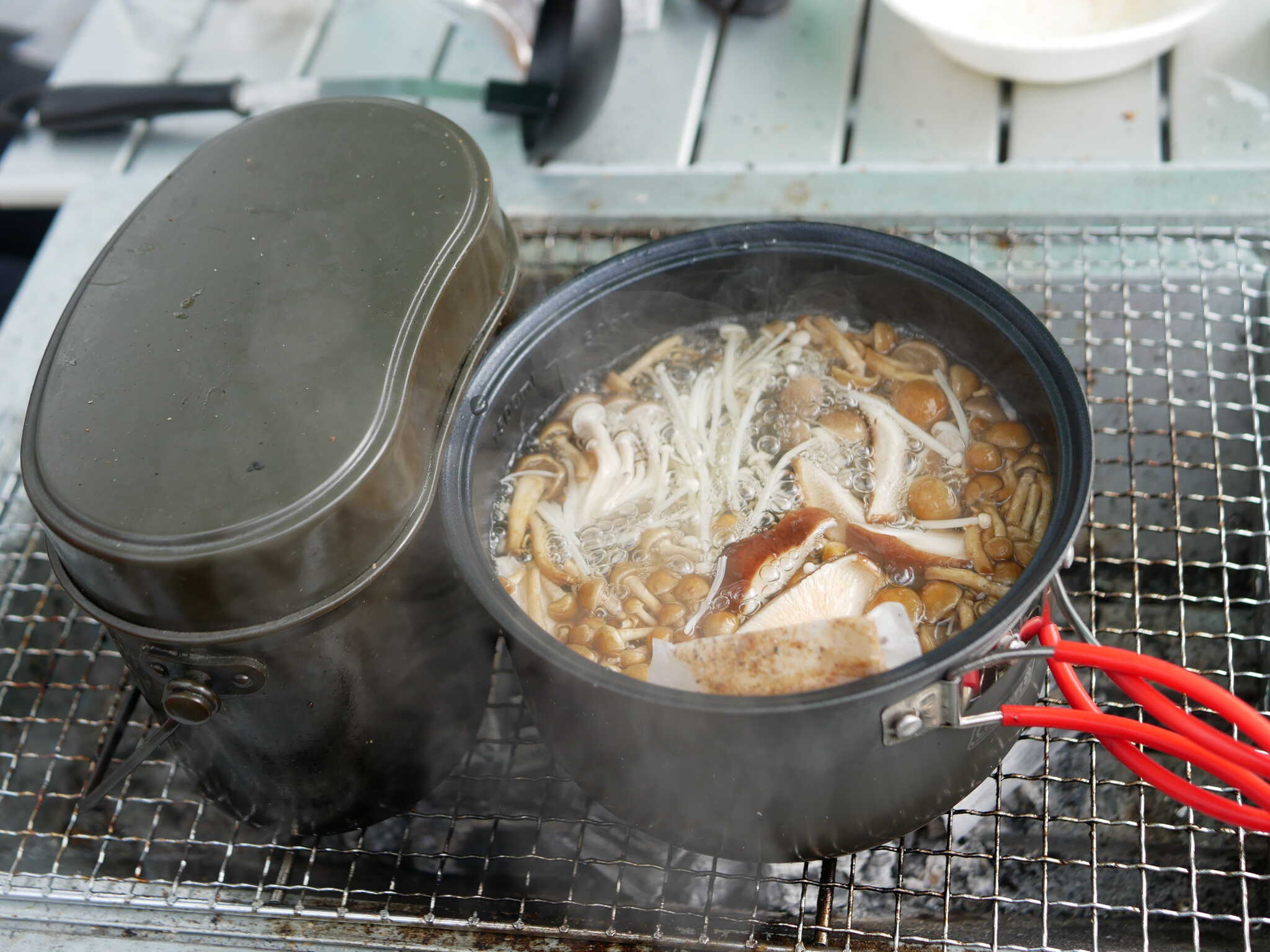 道の駅で買ったキノコを大量に入れたキノコ汁