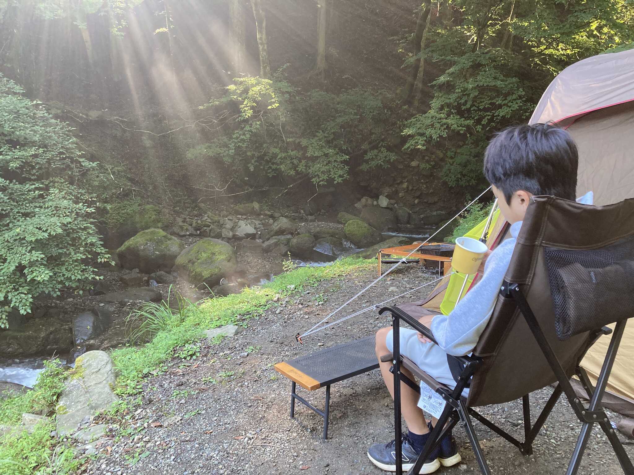 朝の木漏れ日の中、ボーっと過ごす贅沢な時間