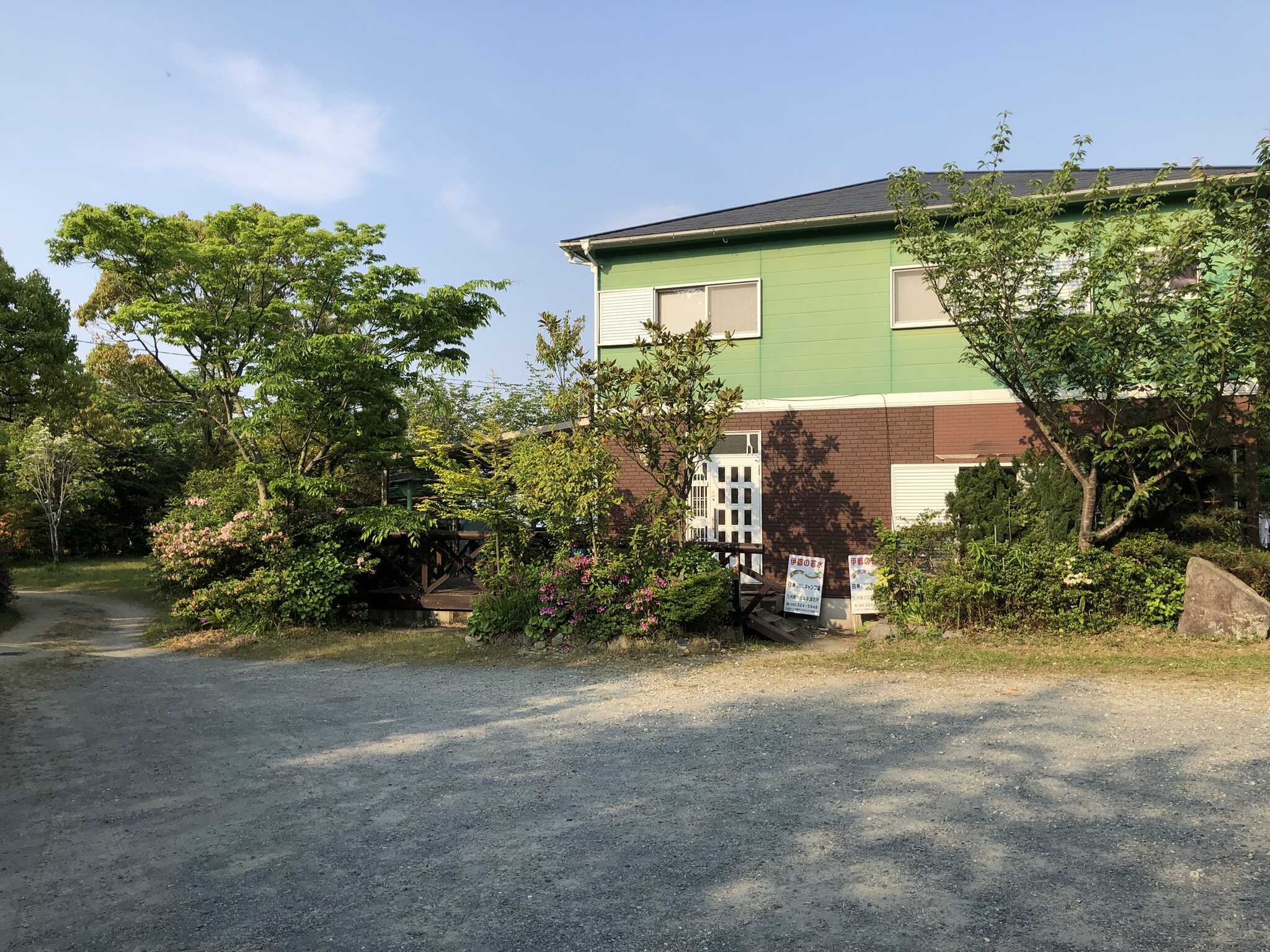 キャンプ場入ってすぐ管理人棟