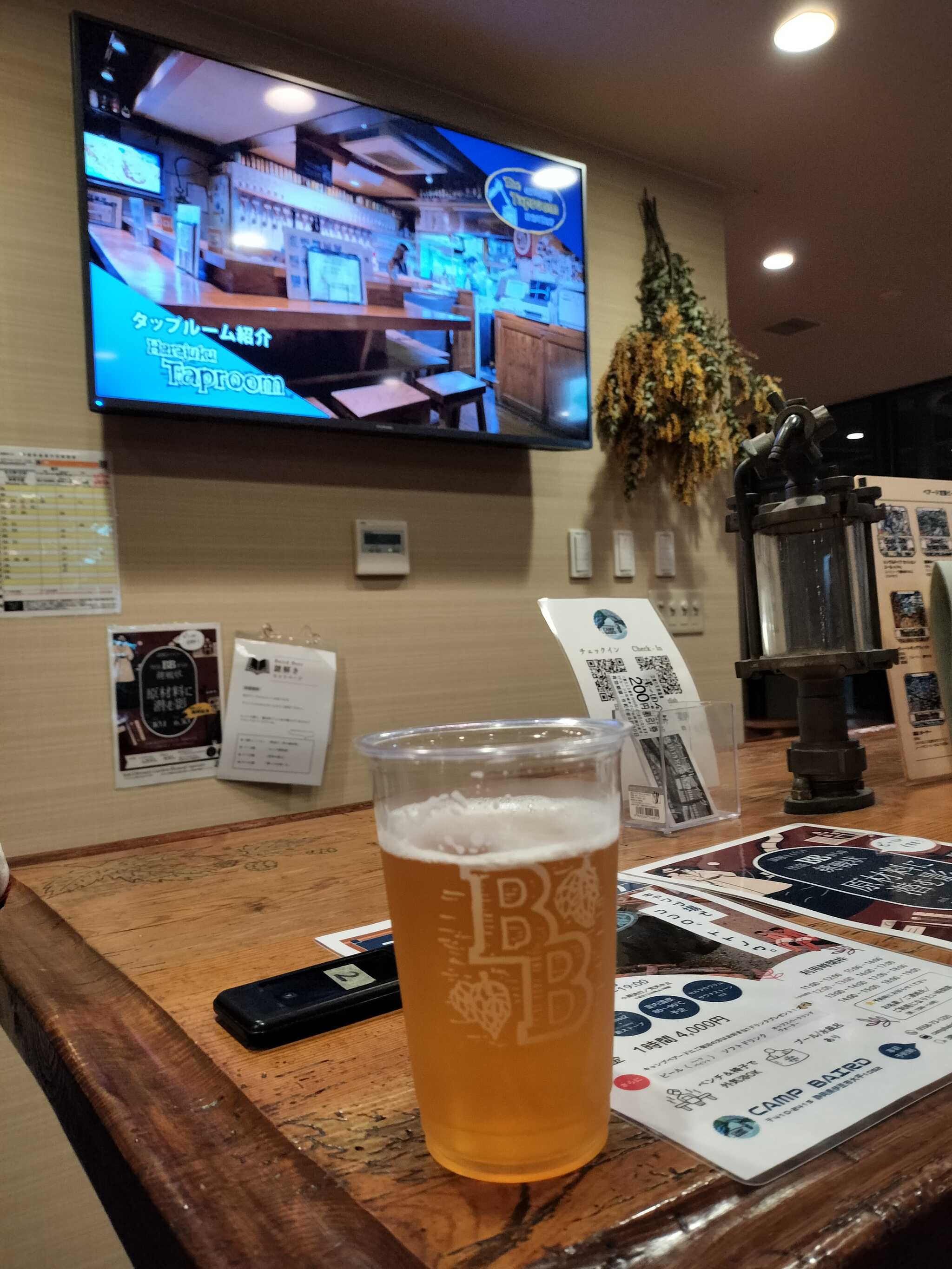 受付横と入場料込みのビール