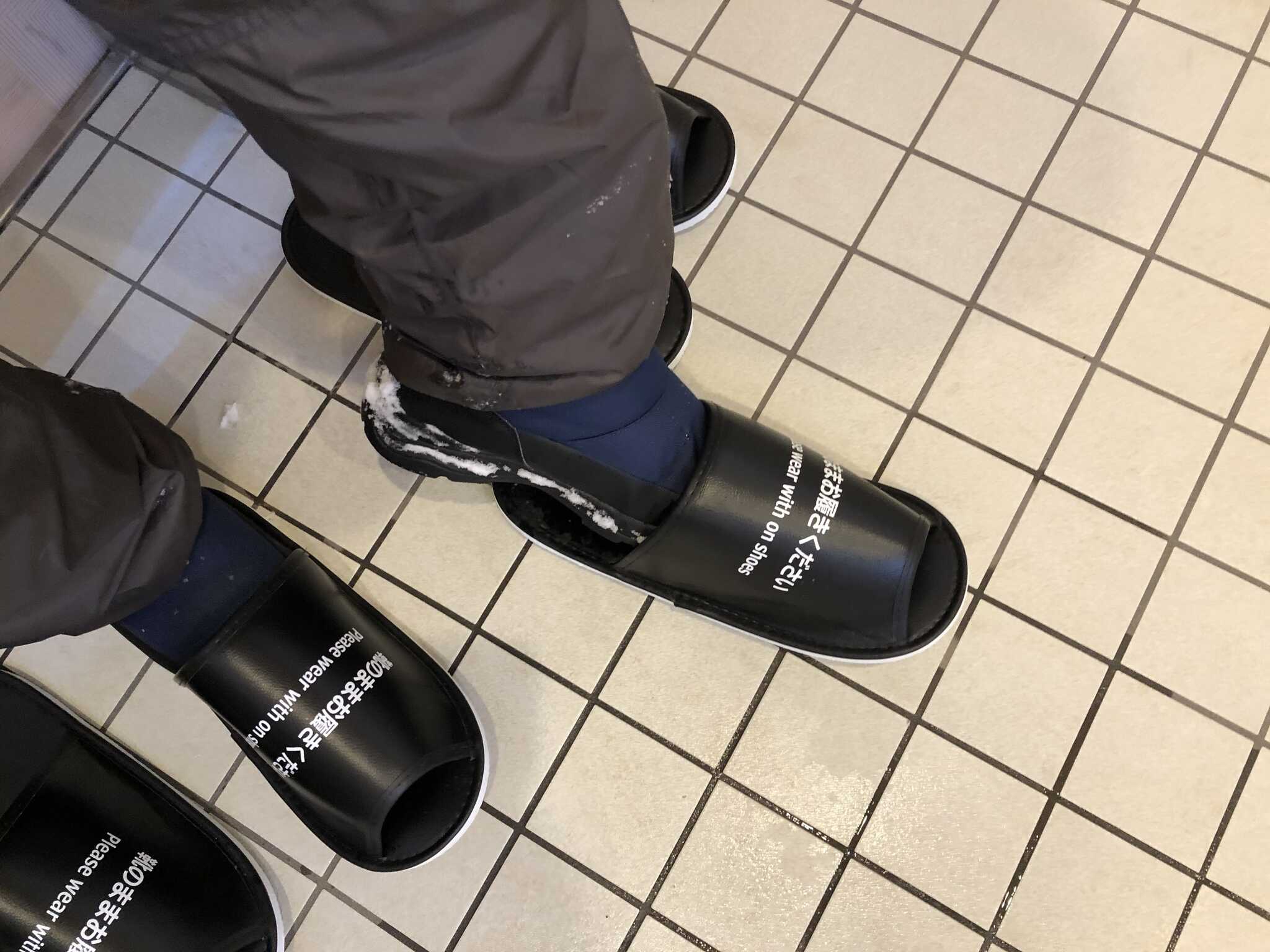 靴用スリッパのあるトイレ