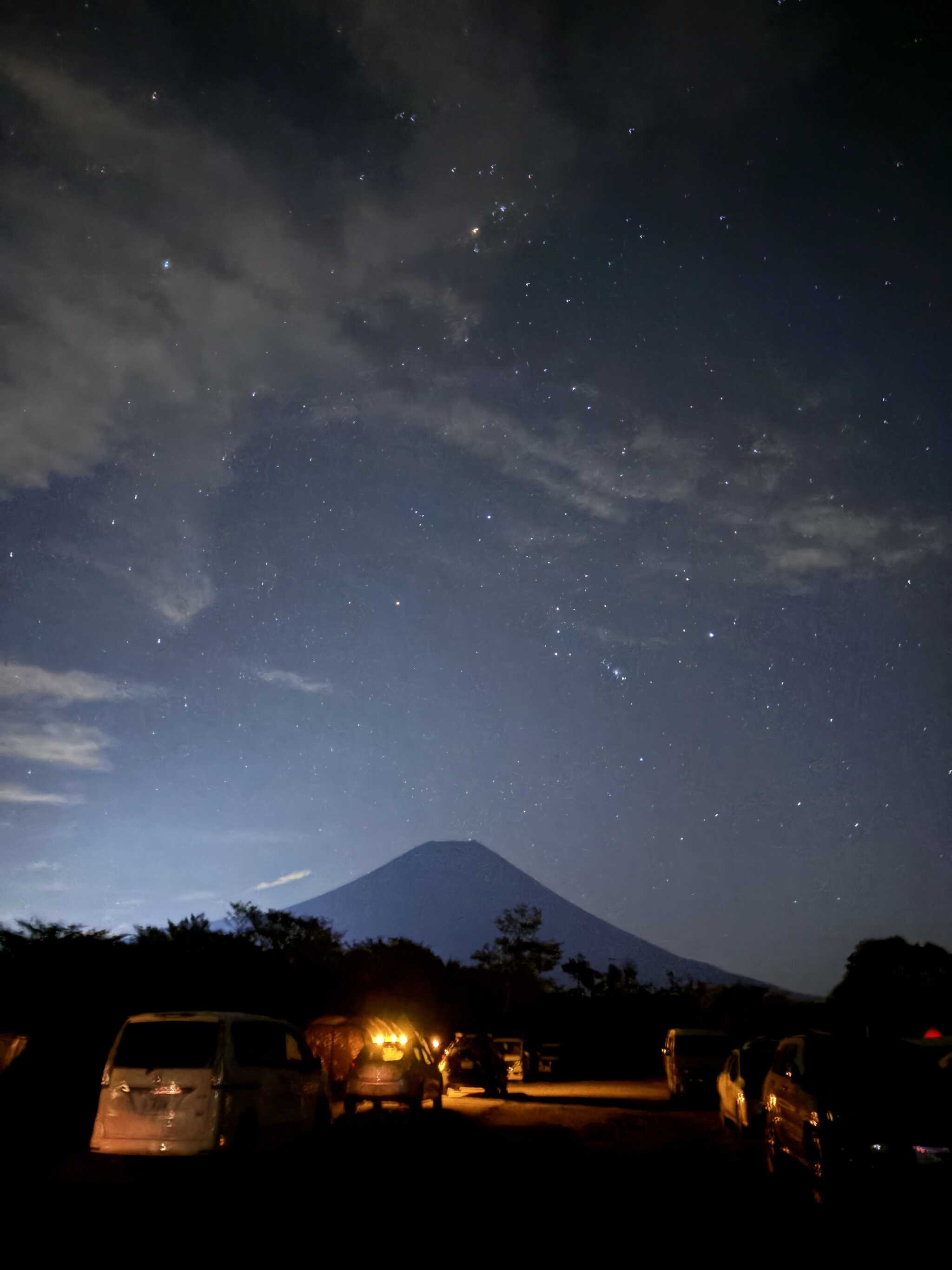 夜の幻想的な富士山