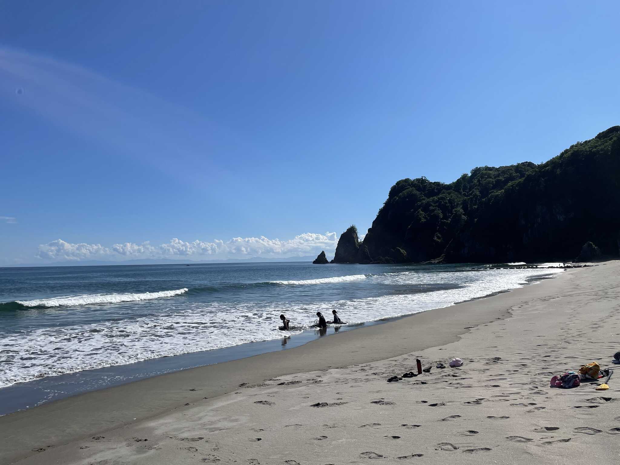 少し高いキャンプサイトから降りると海です