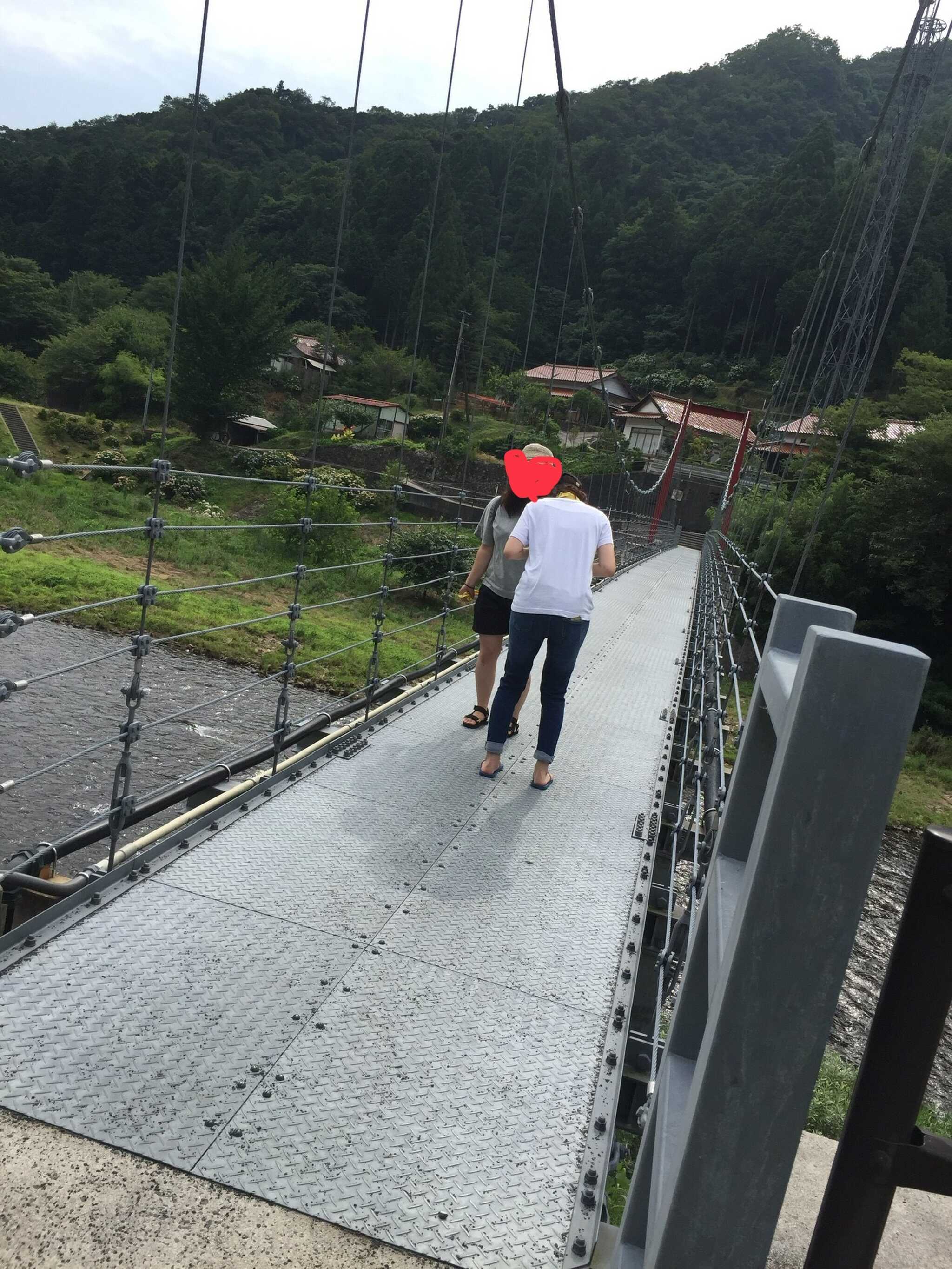 キャンプ場のすぐ脇に川と吊り橋があります
