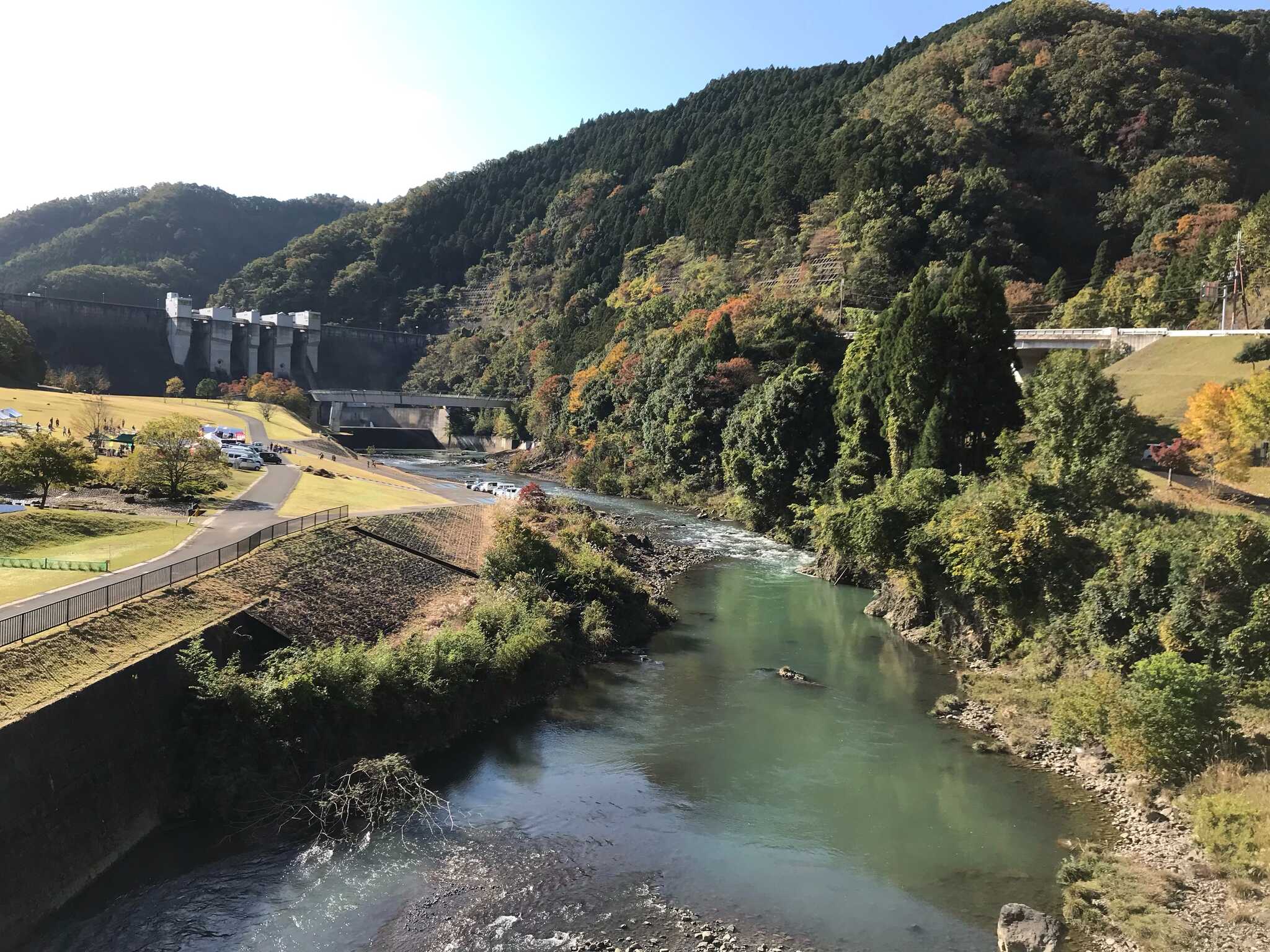 ダムに川に芝と最高の眺め