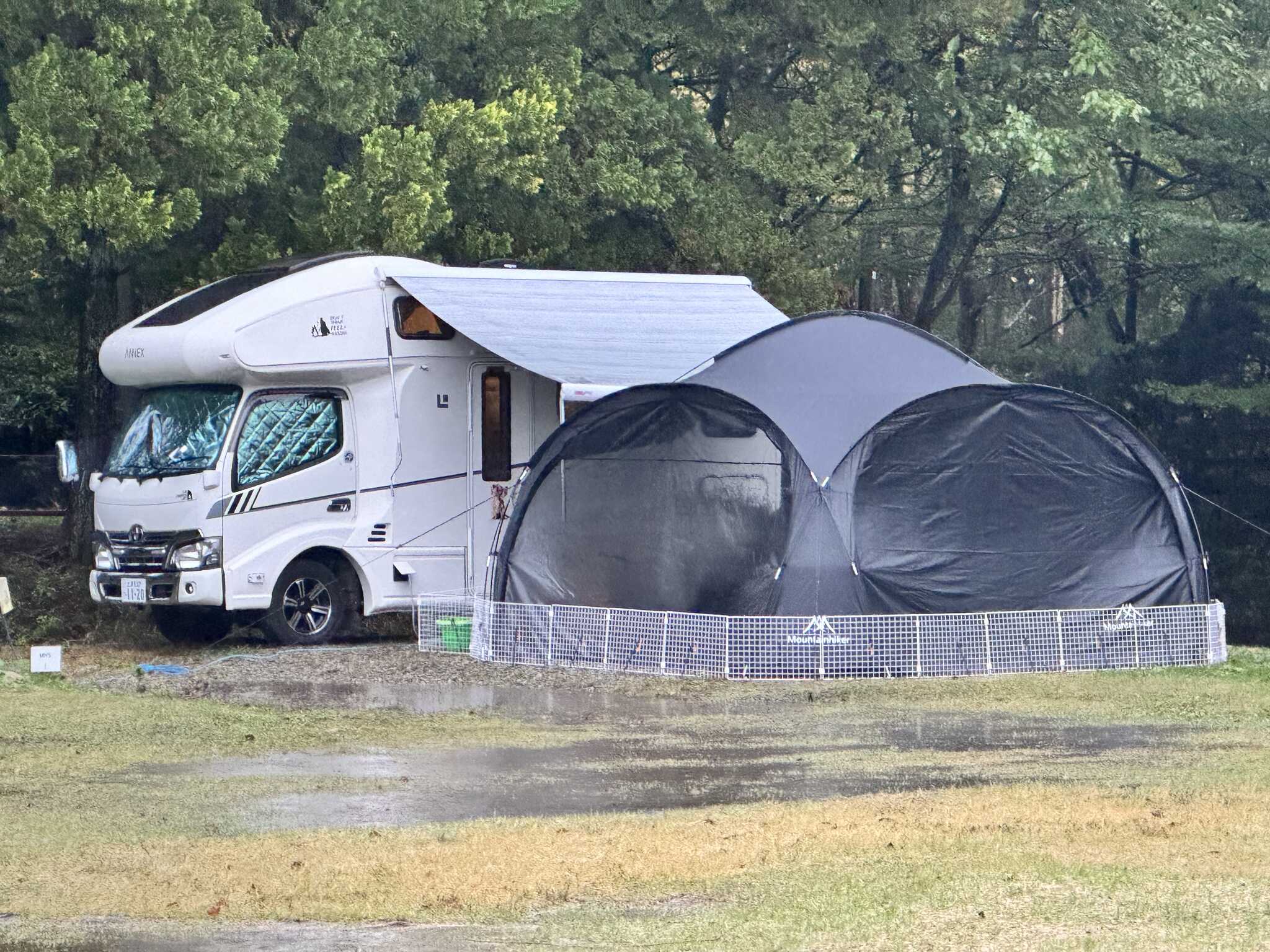 雨なのでドームテントを設営