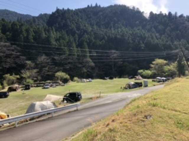 奥に川が流れてます。