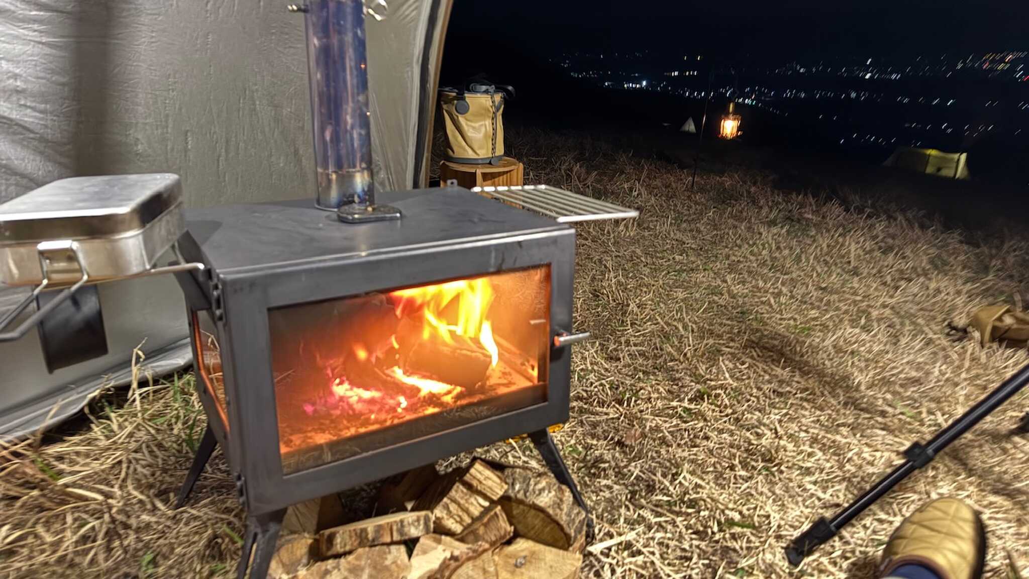 5月でも夜は冷えるので薪ストーブ