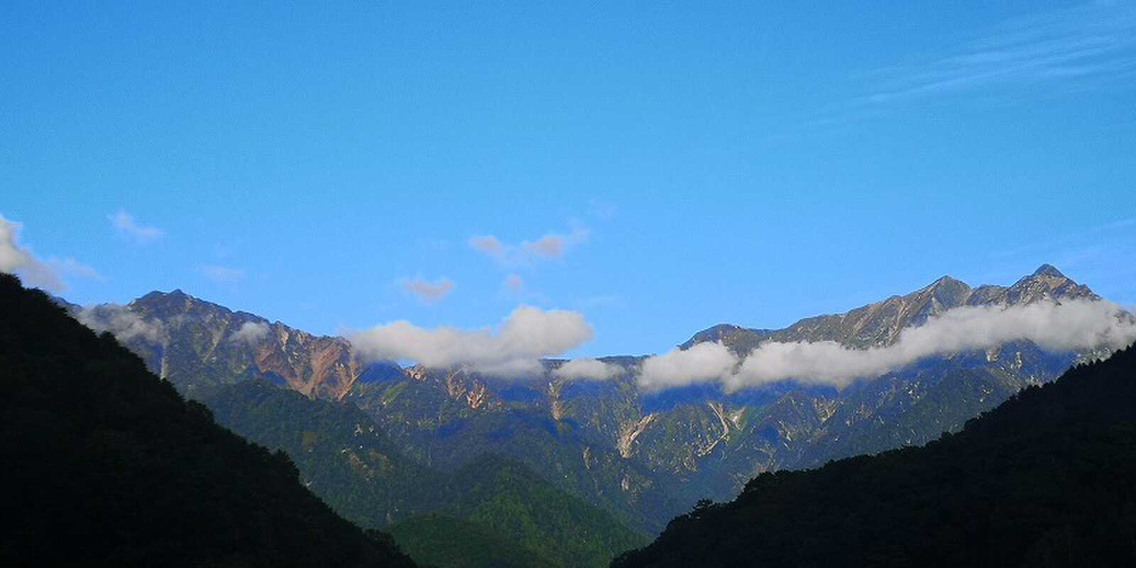 キャンプ場から鹿島槍ヶ岳