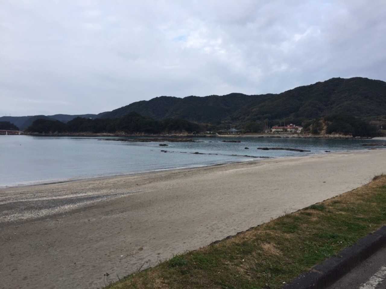 近くの砂浜