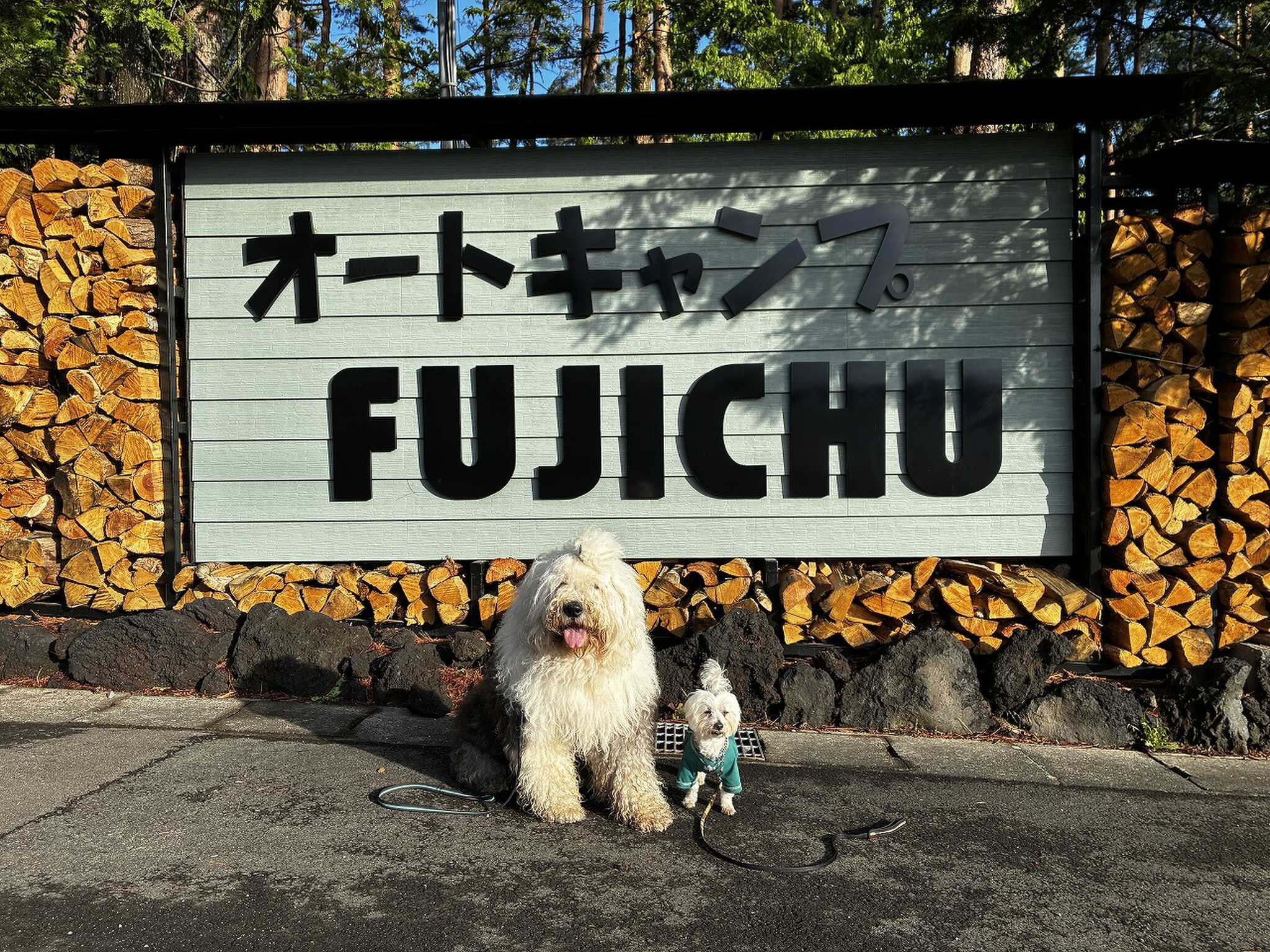 看板の前で・・・