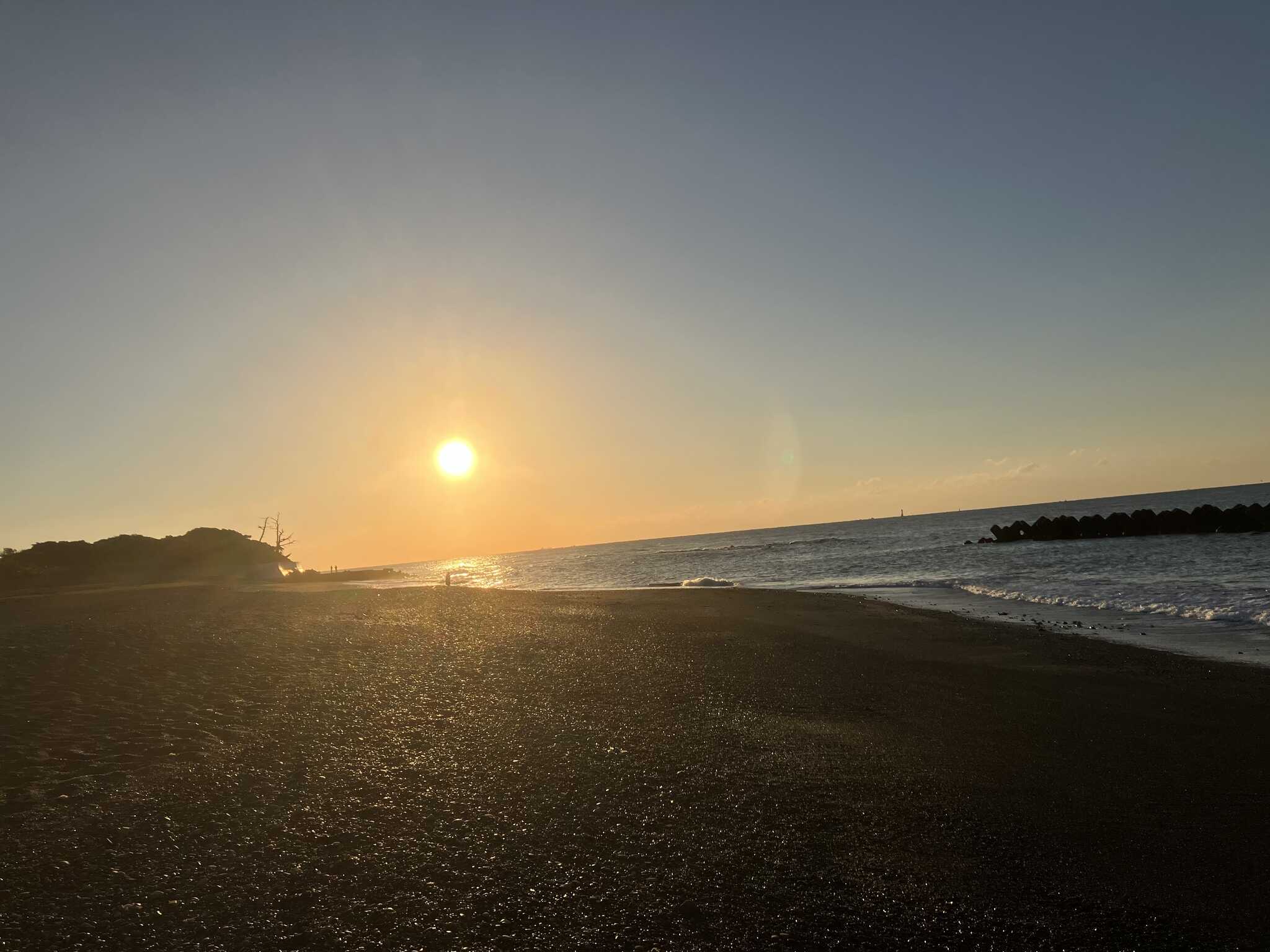目の前の海岸からの朝日