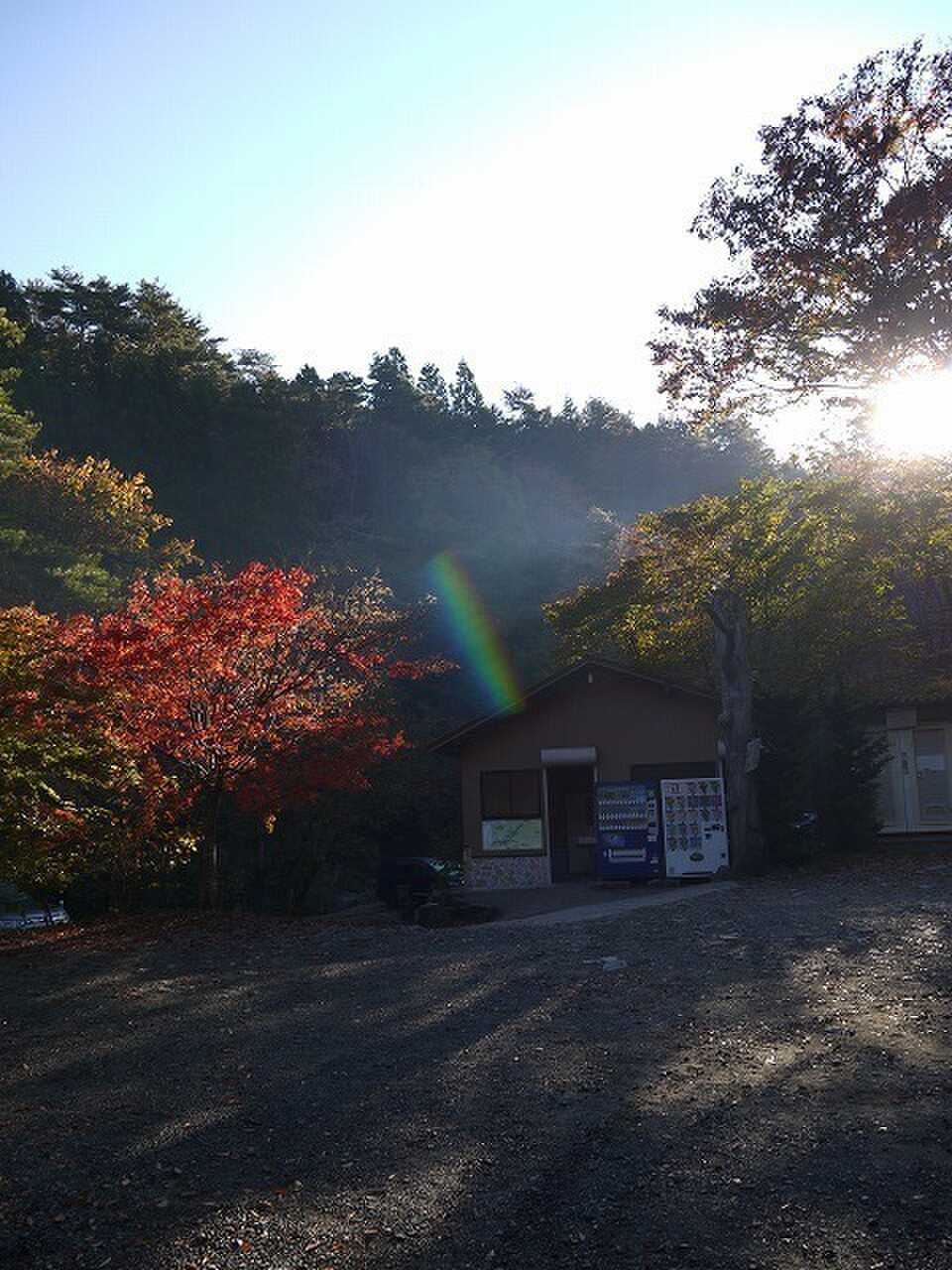 シャワー・トイレ棟の至近。