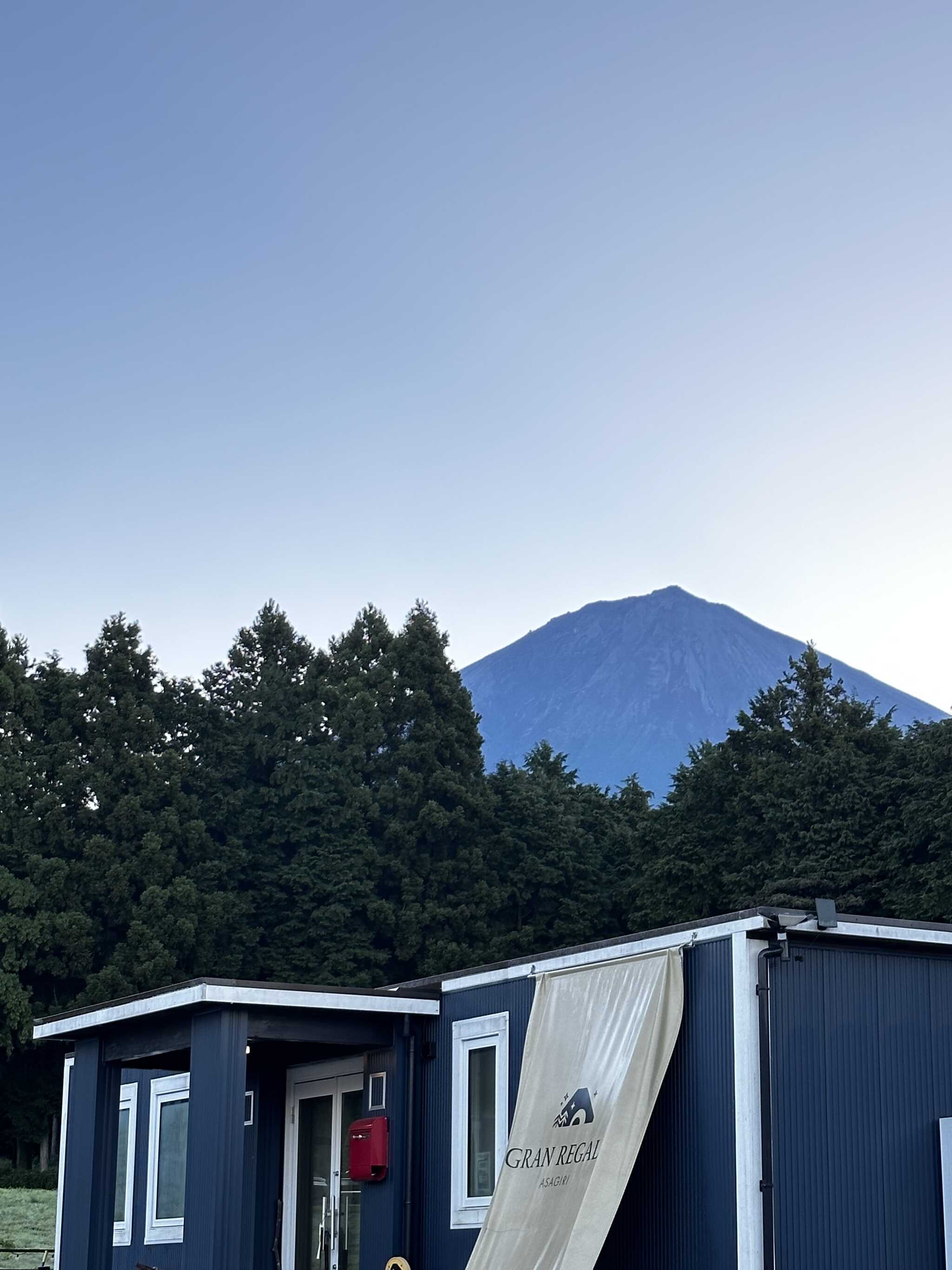 管理棟と富士山