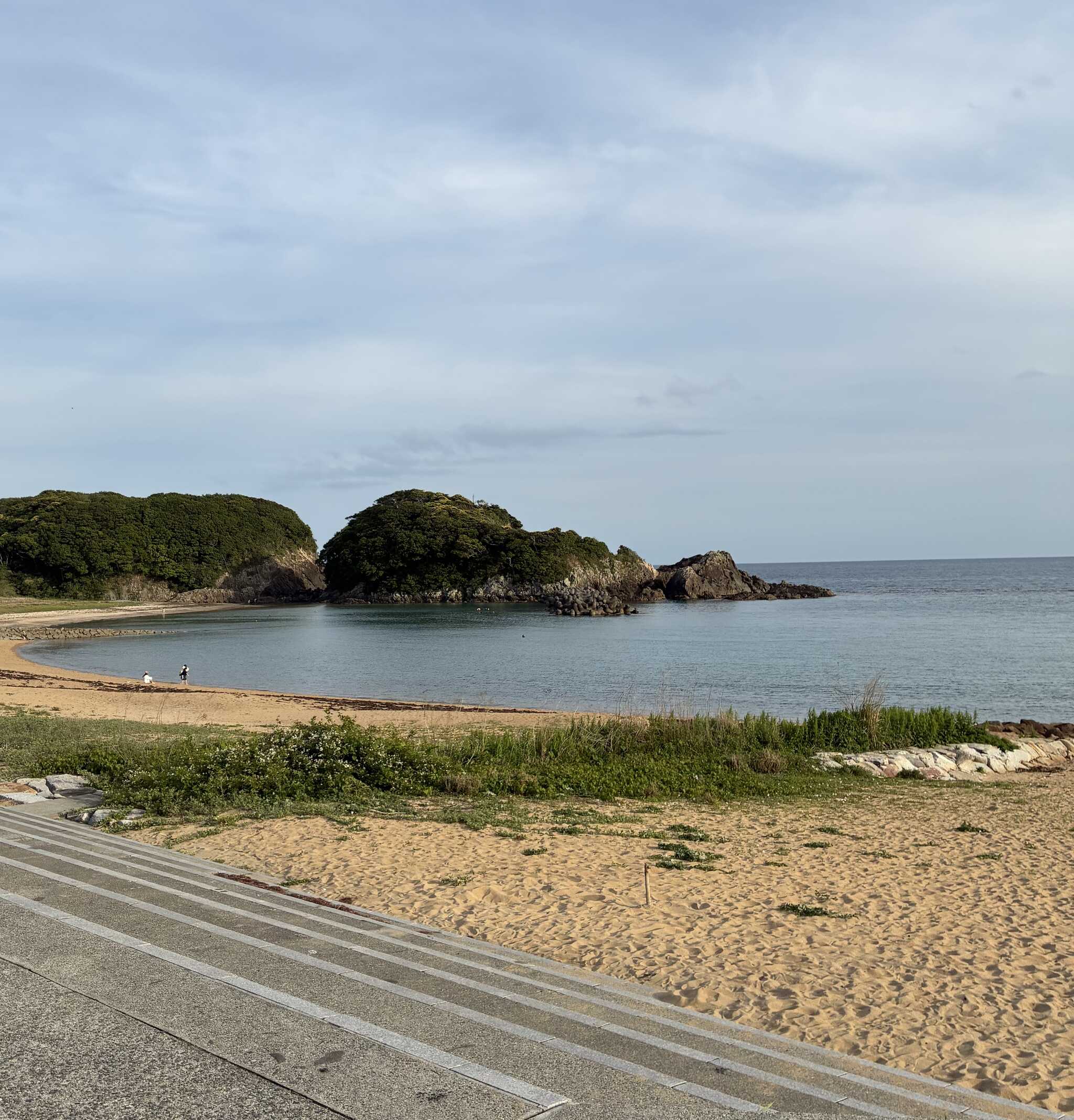 施設前の砂浜