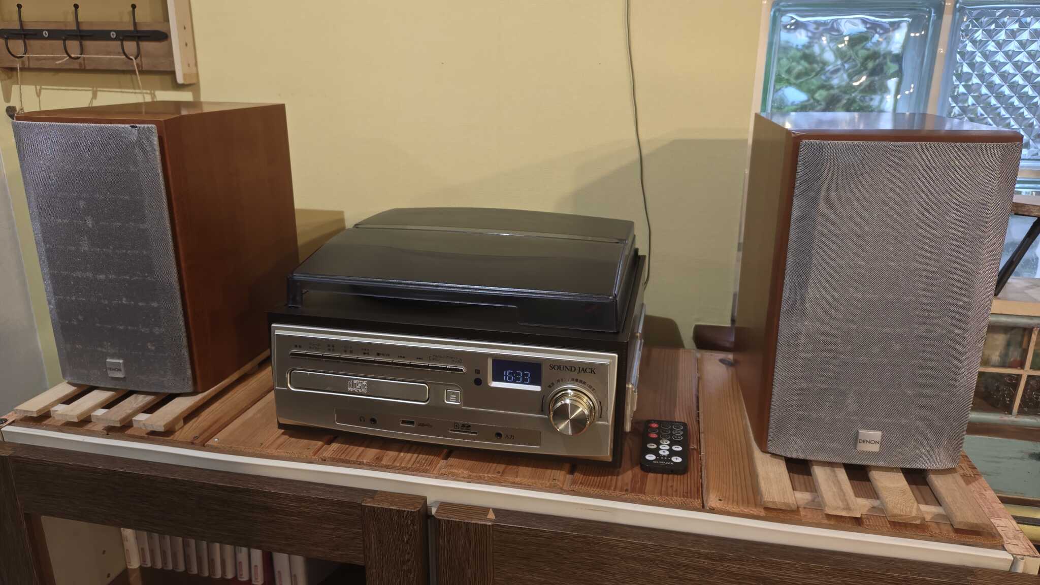 レコードプレーヤーやレコードもあります