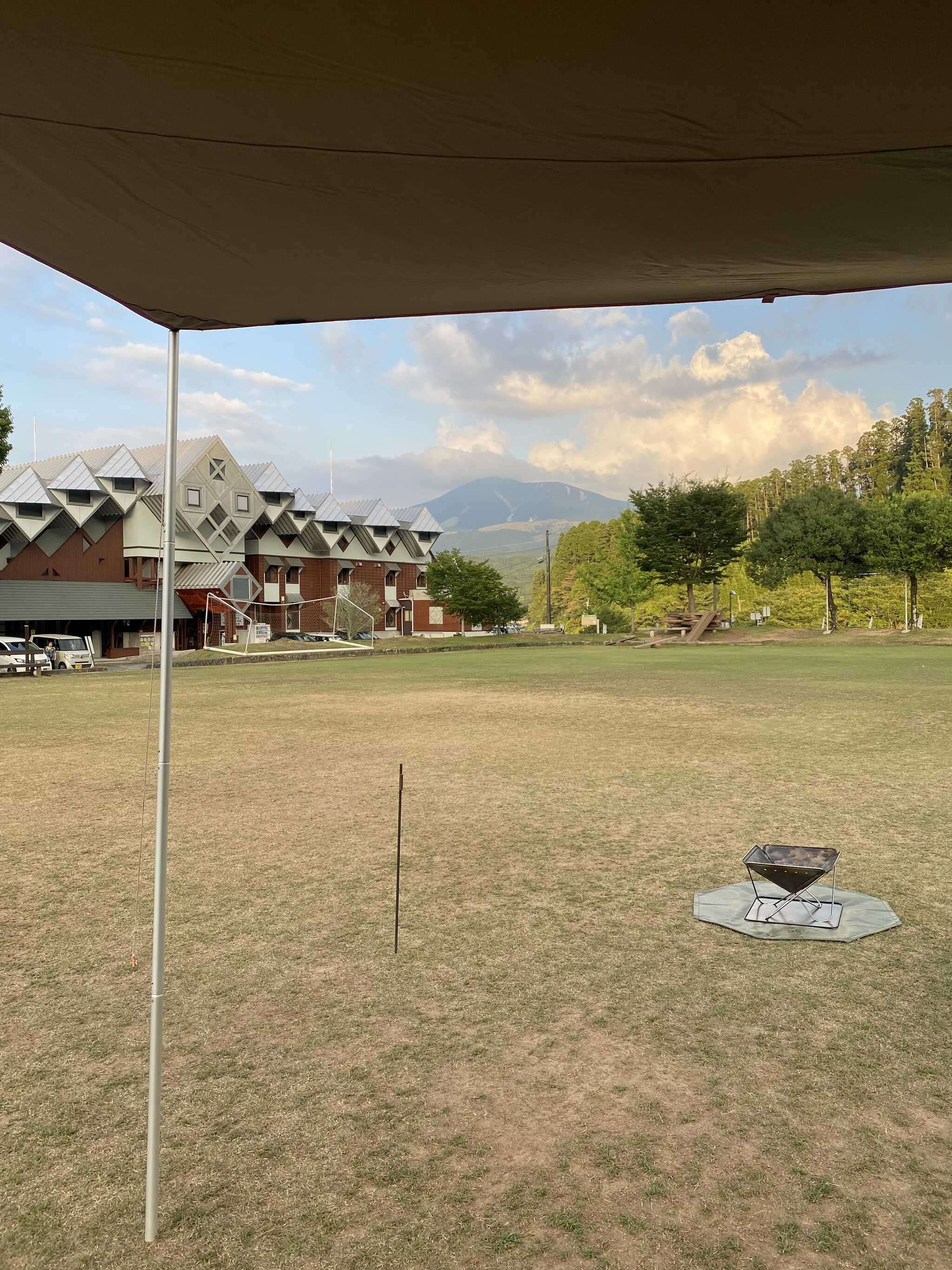 管理棟と涌蓋山