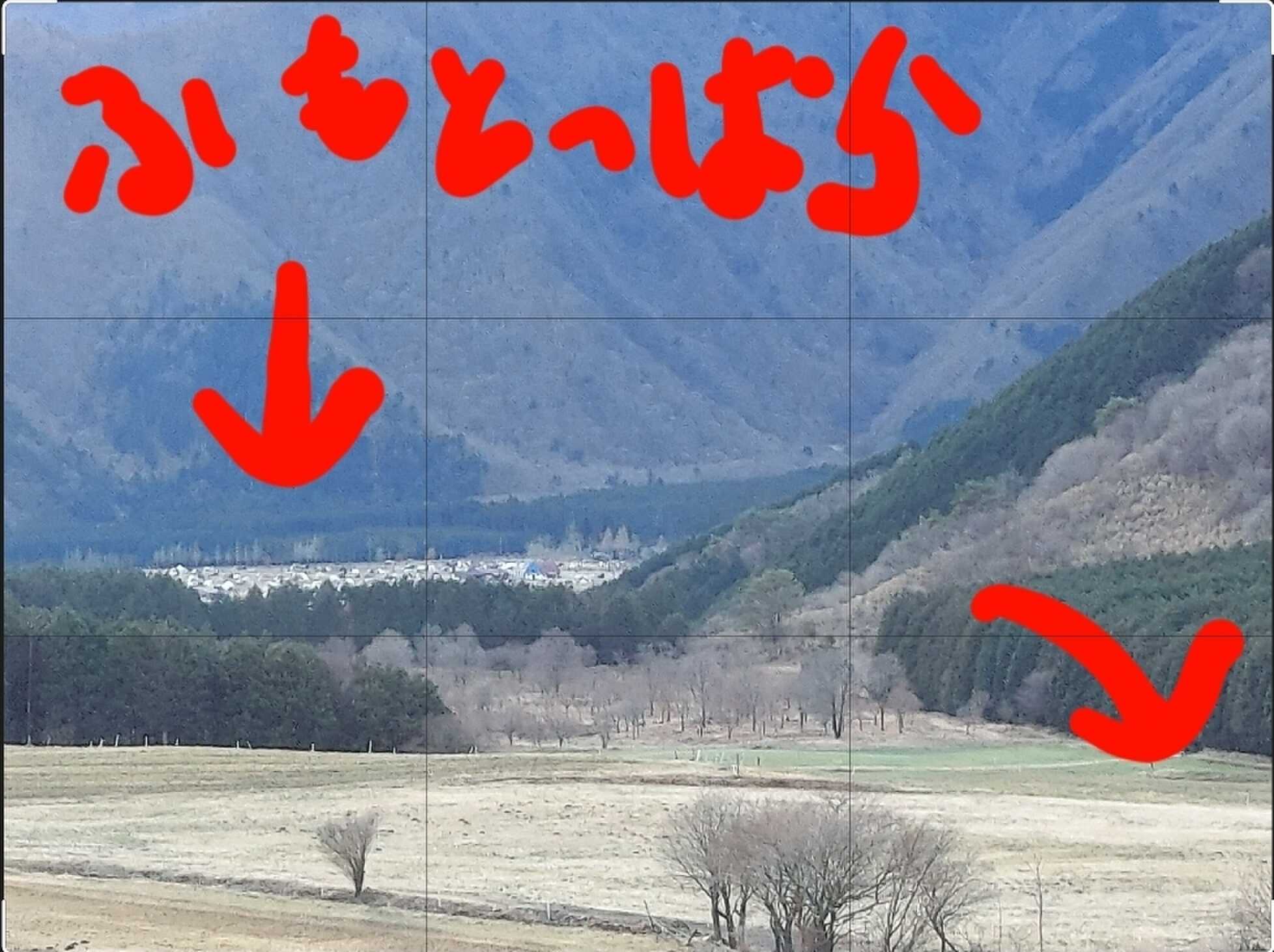 奥がふもとっぱらキャンプ場、手前がここのキャンプ場