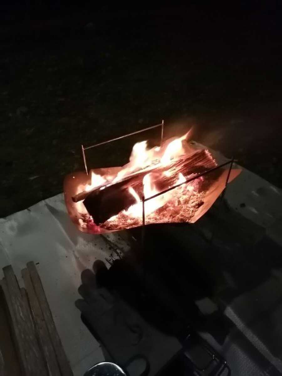 焚き火で温まる(≧▽≦)