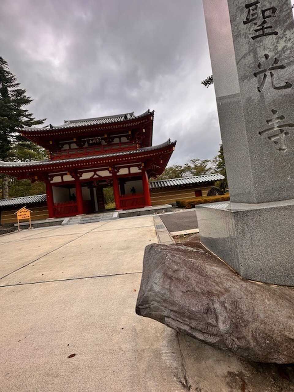 近くに立派なお寺があります