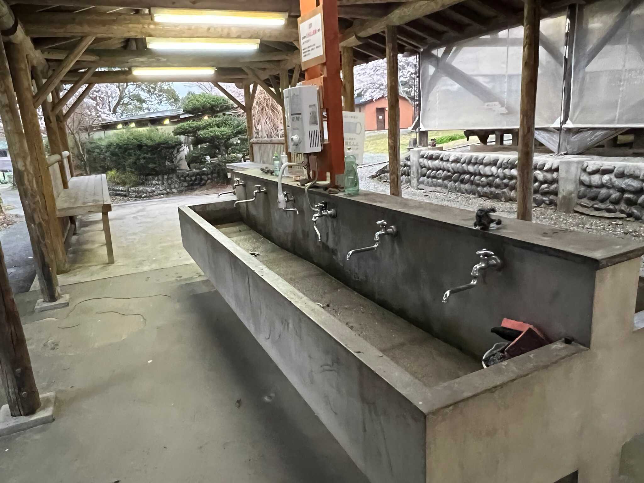 炊事場、給湯器あります