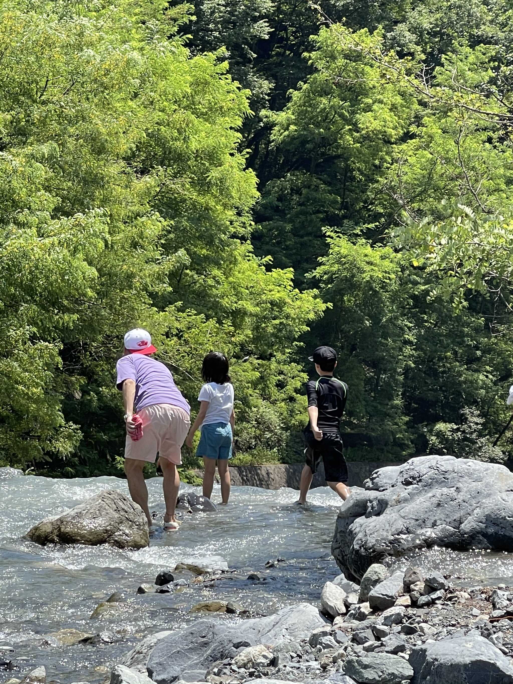 近所の川遊び