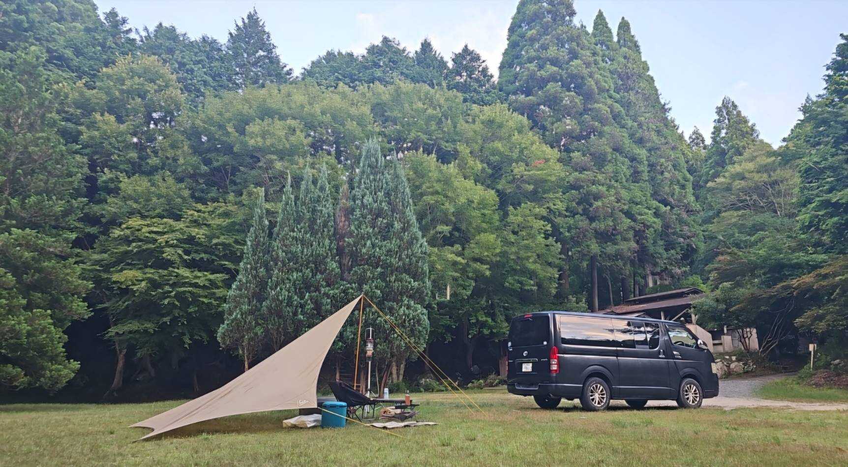 芝生フリーサイト この日は貸し切りだったので車の近くに設営しました。