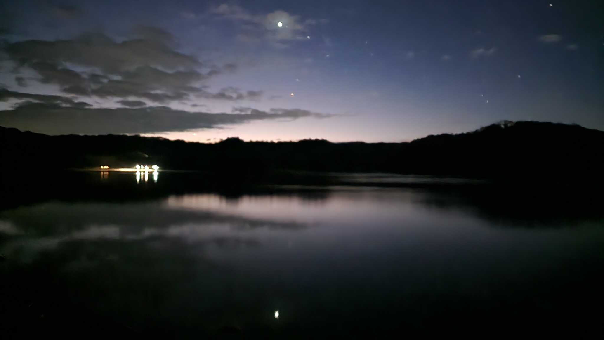夜明け前に湖面に移る金星