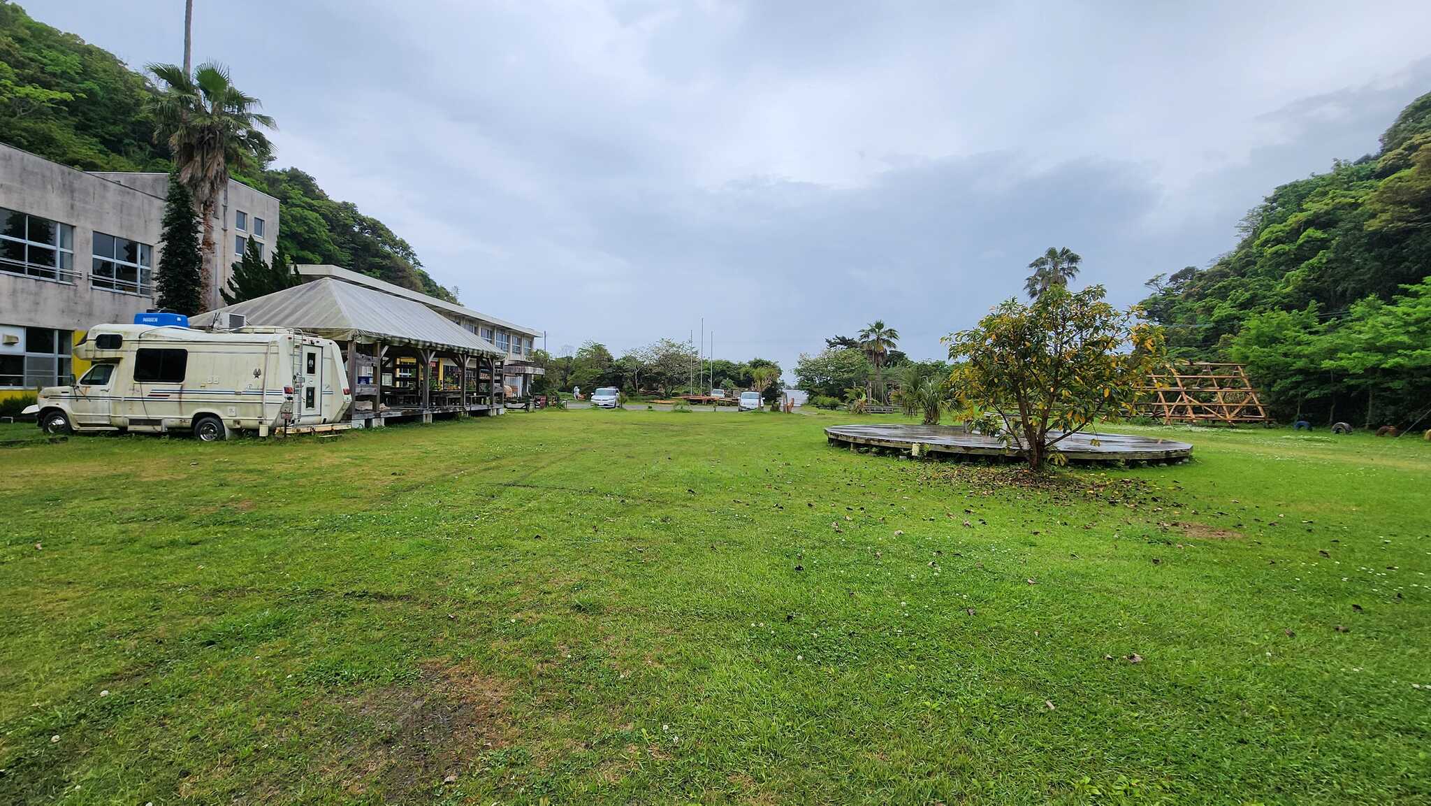 キャンプ場全景 校舎側