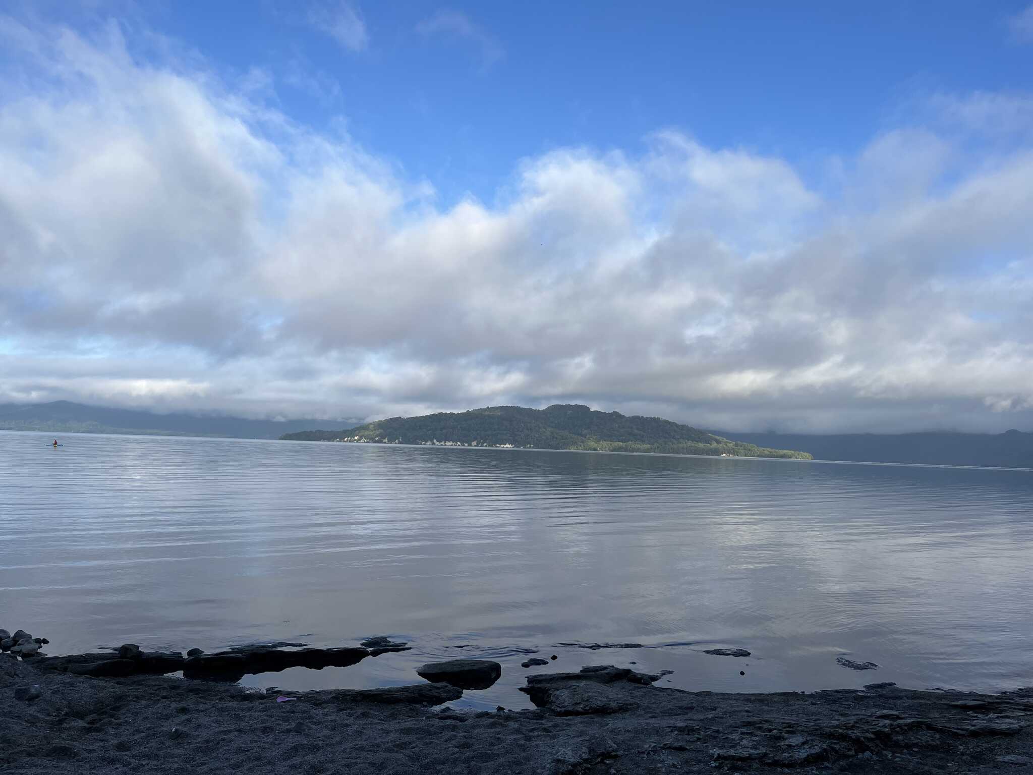 朝イチの湖の写真です!