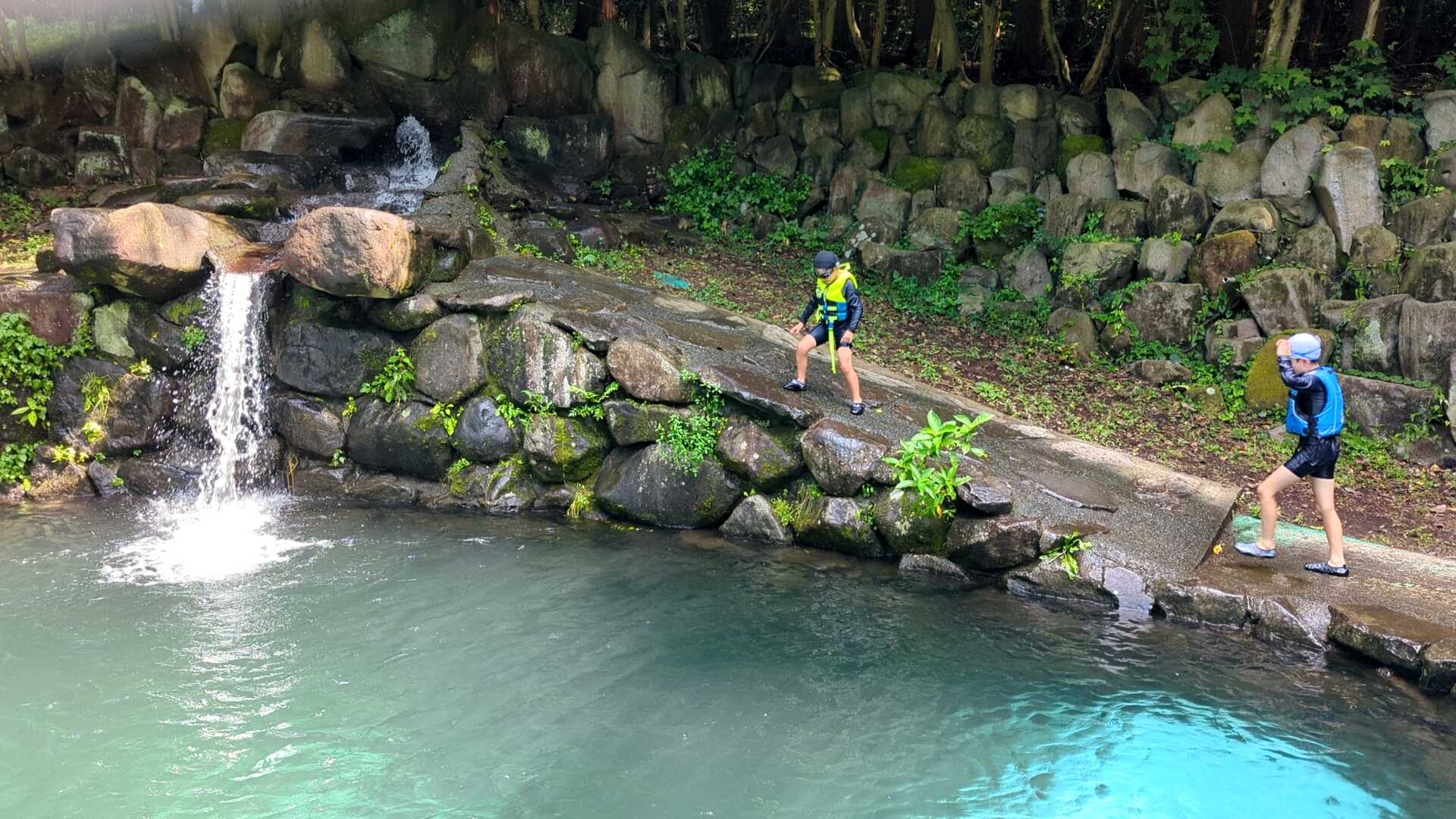 飛び込み可能なプール