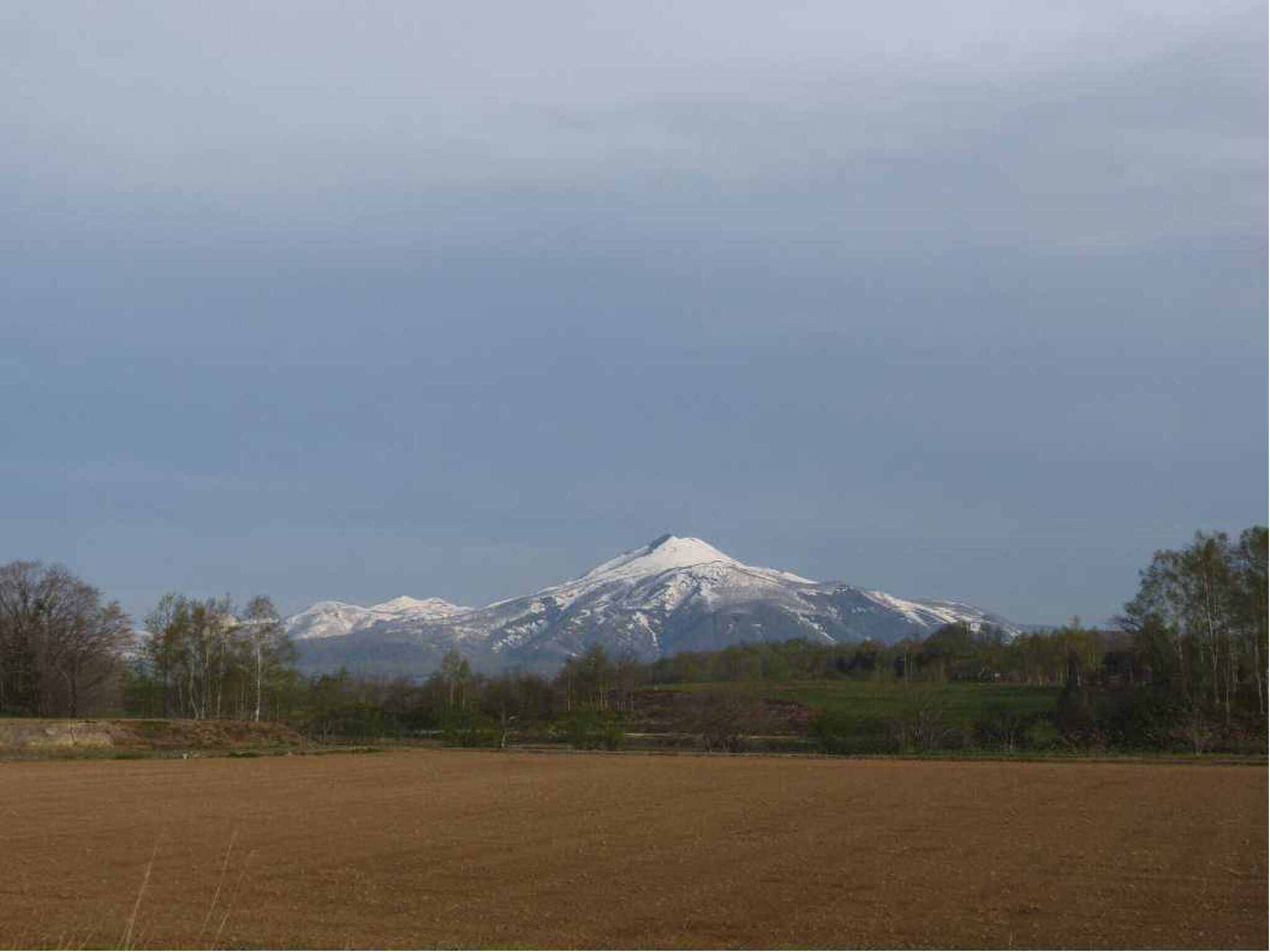 翌朝のニセコ連峰(キャンプ場前で撮影)